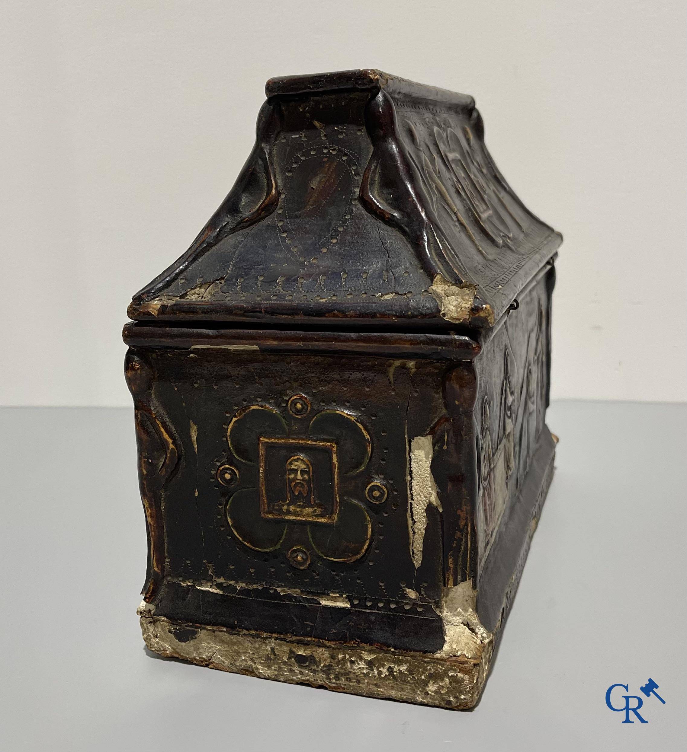 Religious objects, a coffret in Pastiglia relief decor with images from the life of Christ. 18th-19th century.