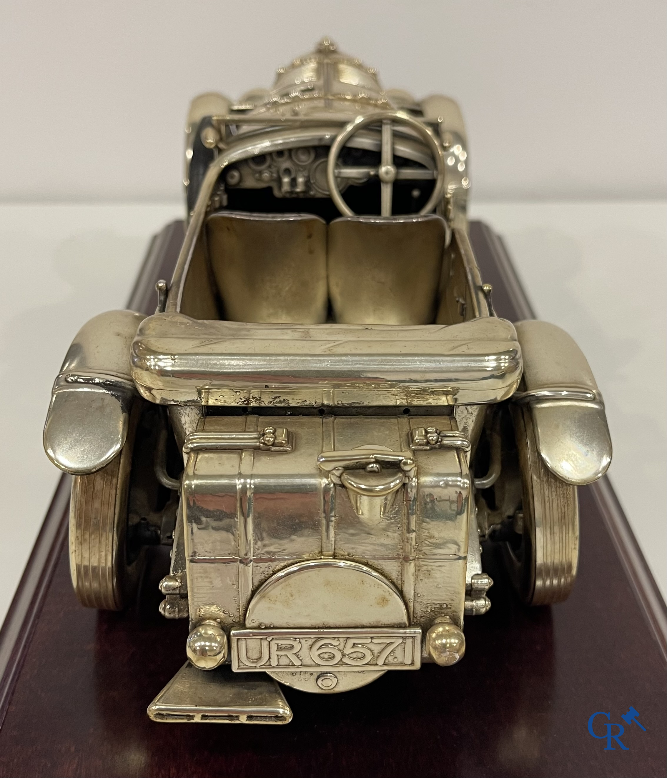 Bentley, een uitzonderlijk fijn gedetailleerd sterling zilveren 925°/00 schaalmodel van een 30 er jaren Bentley.