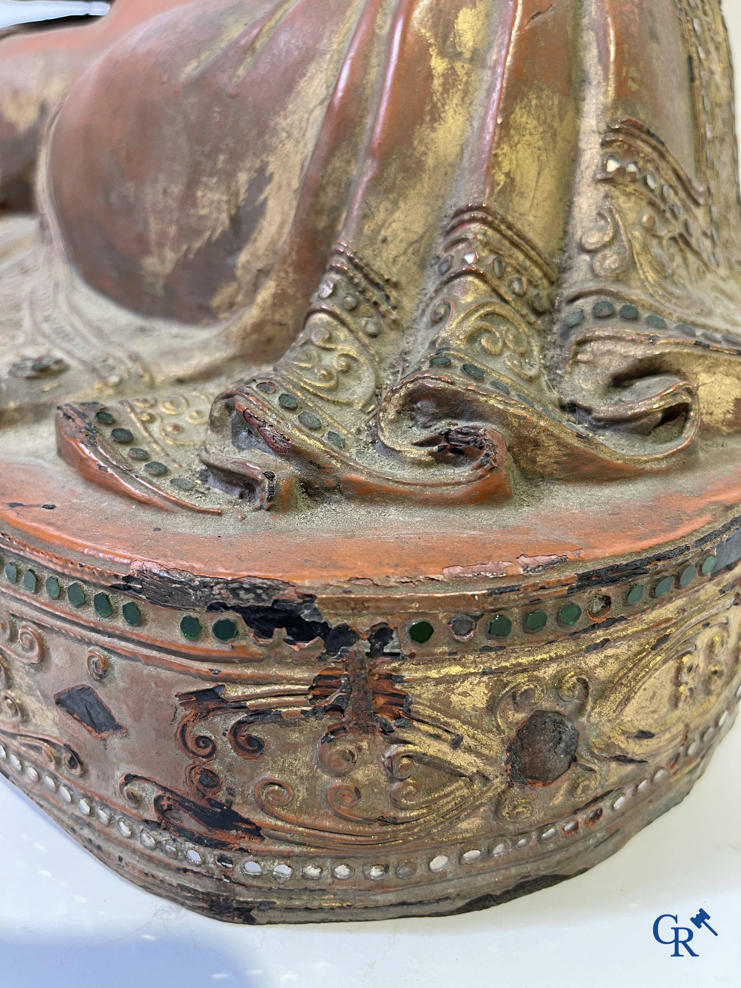 Imposing wooden lacquered Bouddha. Burma, 19th century.