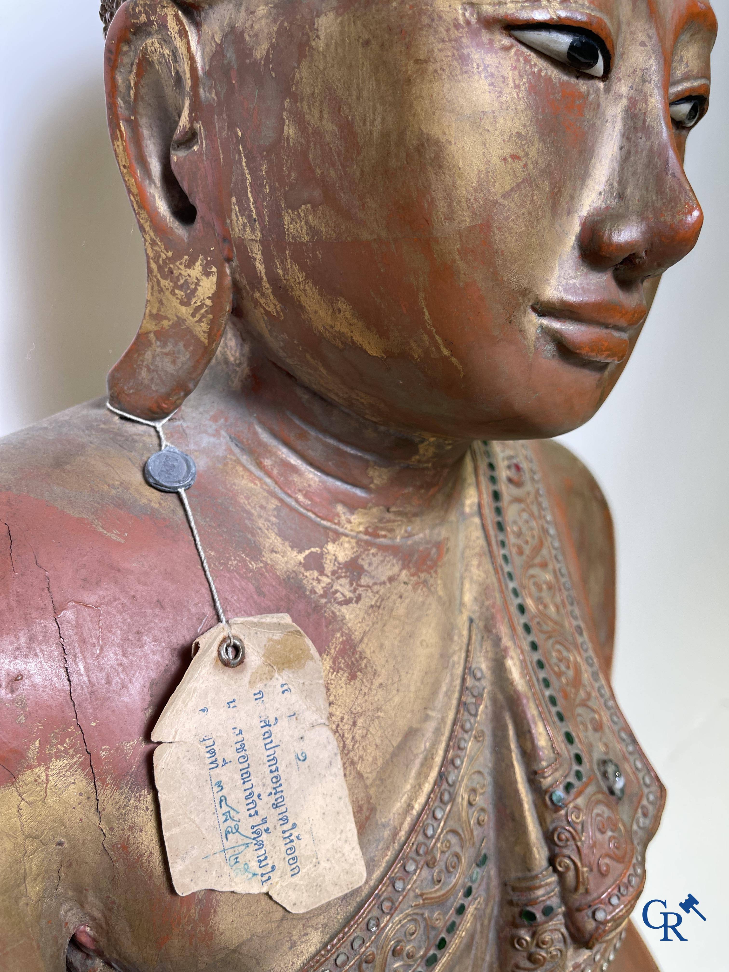 Imposing wooden lacquered Bouddha. Burma, 19th century.