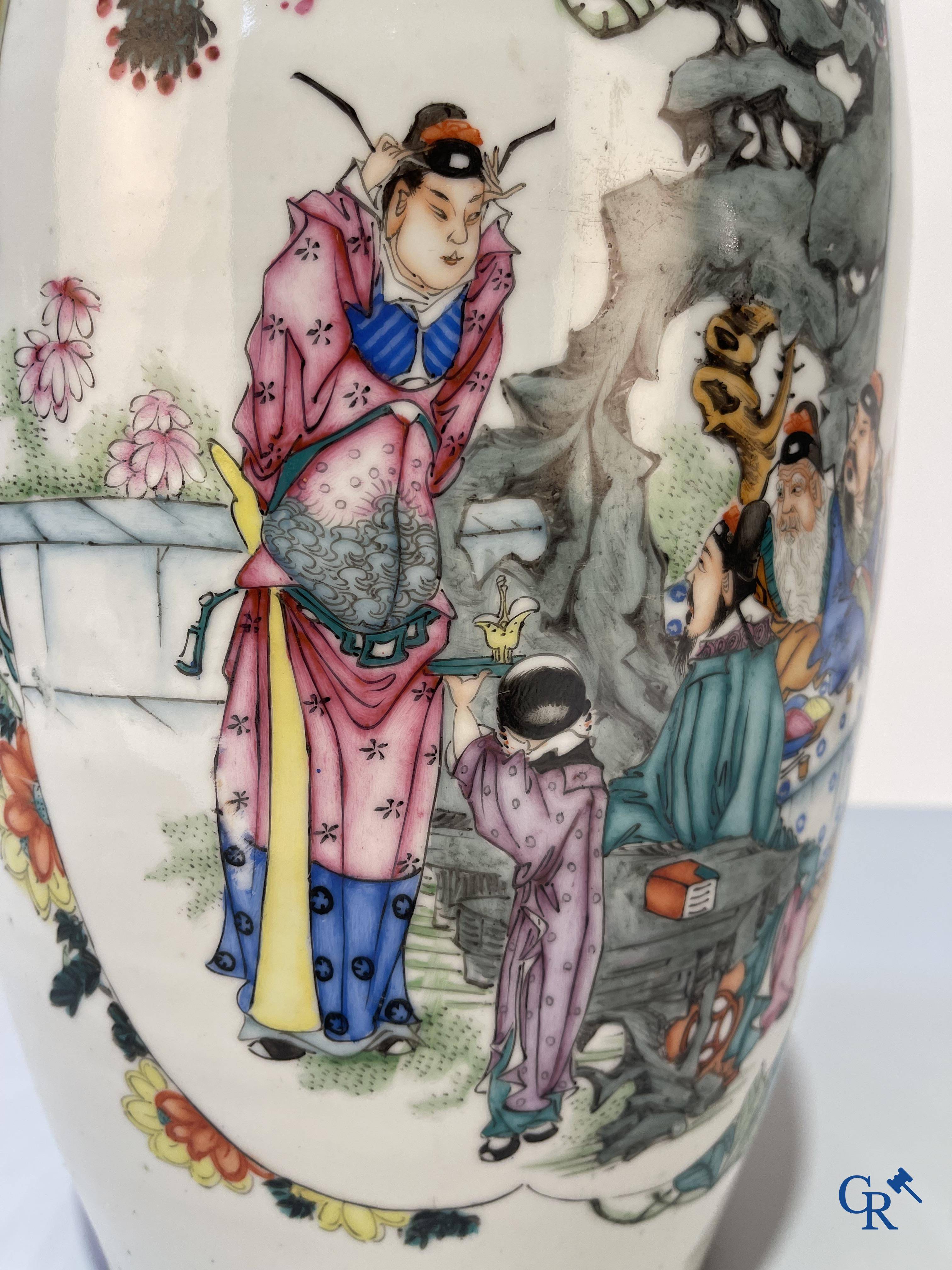 Art Asiatique, porcelaine chinoise, un vase chinois à double décor avec des sages. Période République.