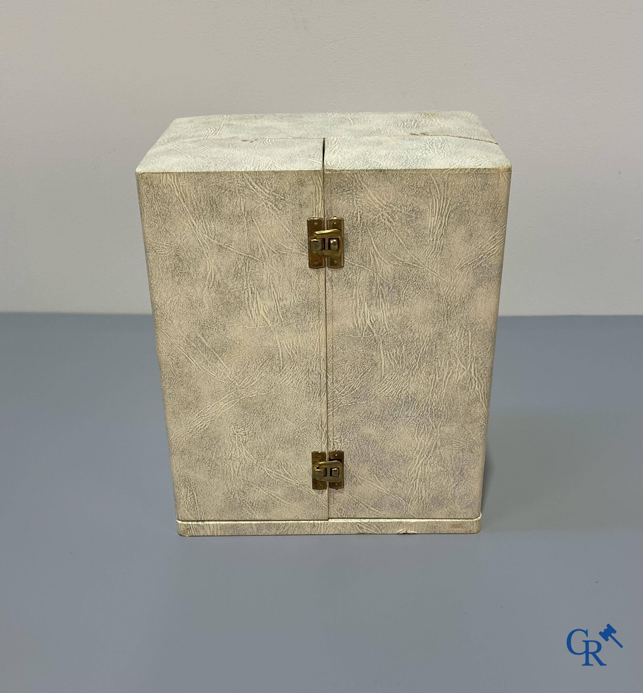 Jaeger-LeCoultre, Pendule Atmos Marina in original storage case and original box of delivery.