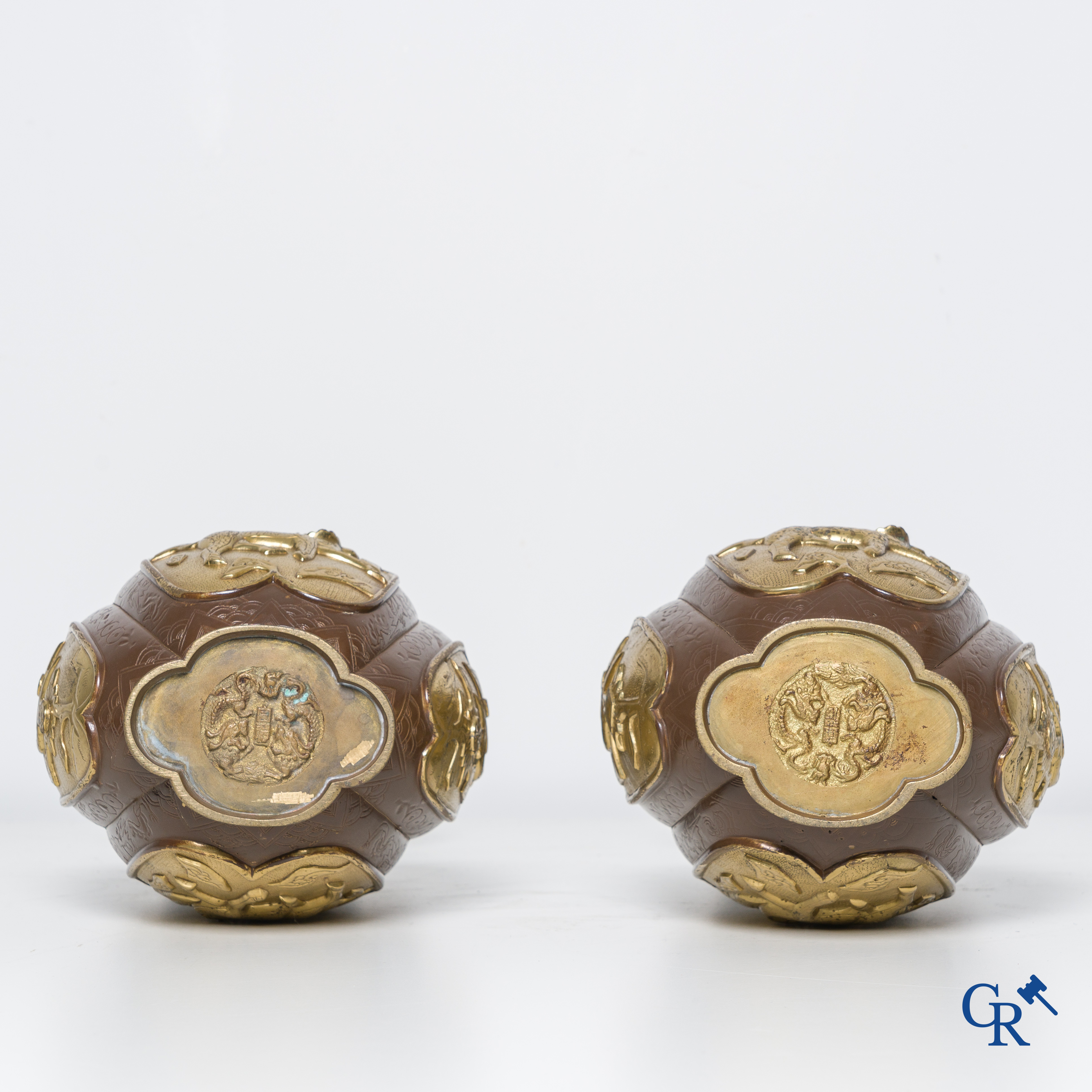 Aziatica, 2 bronzen Chinese vaasjes met drakendecor. Gemerkt.