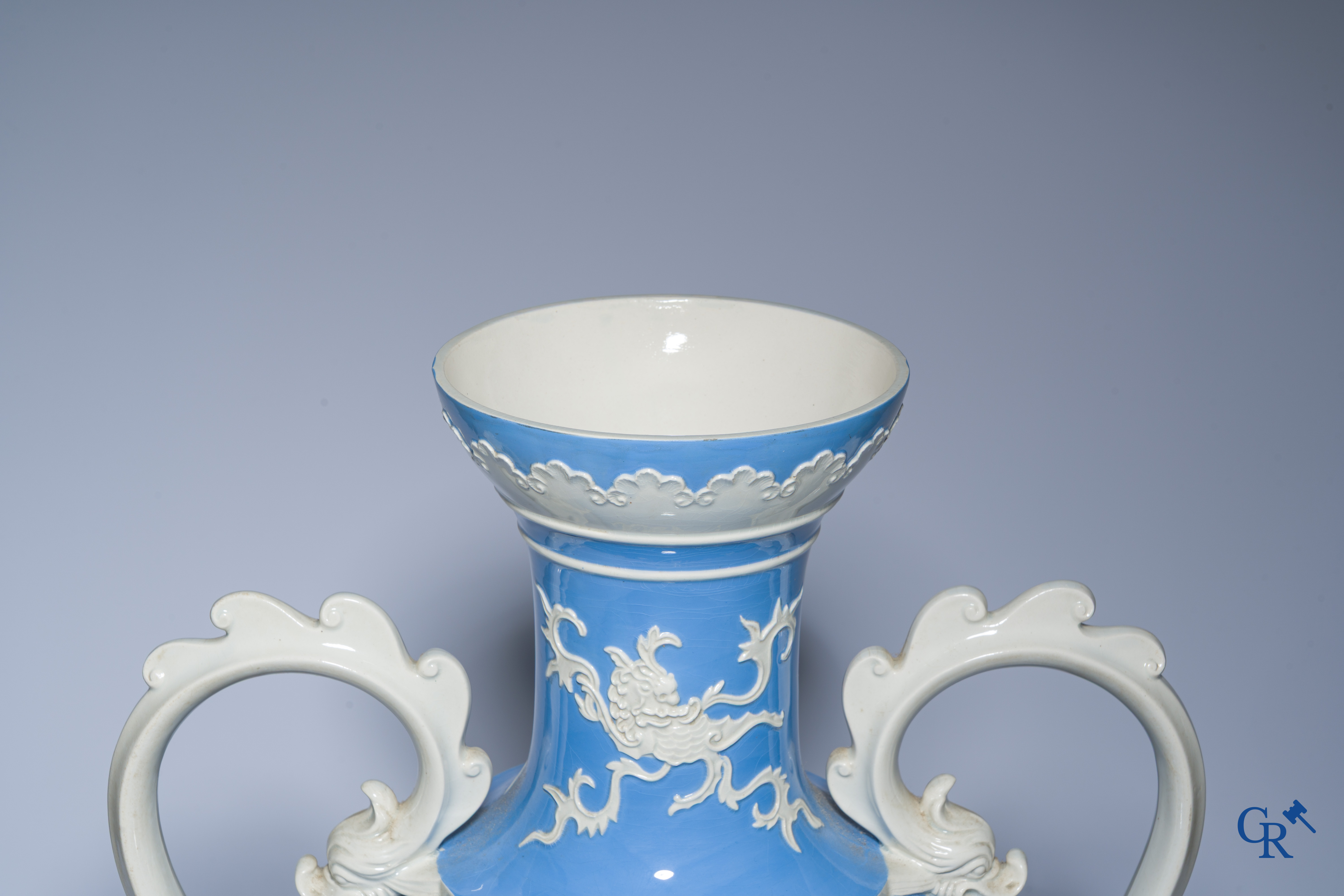 Exceptional and imposing vase in faience with an Asian decor. In the style of Wedgwood or Mintons. 19th century.