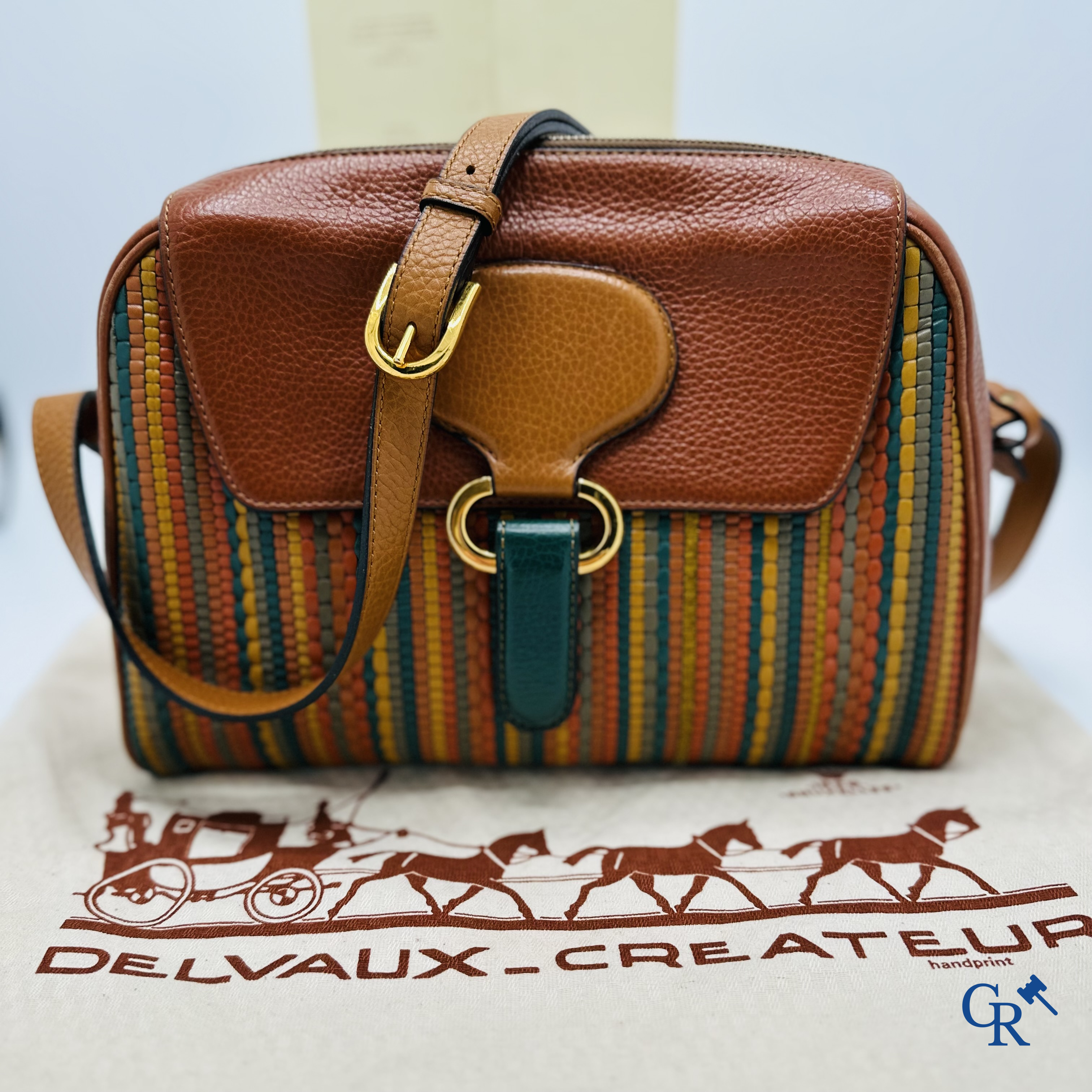 Delvaux: Handbag in brown leather with woven texture.<br />
Good condition.
