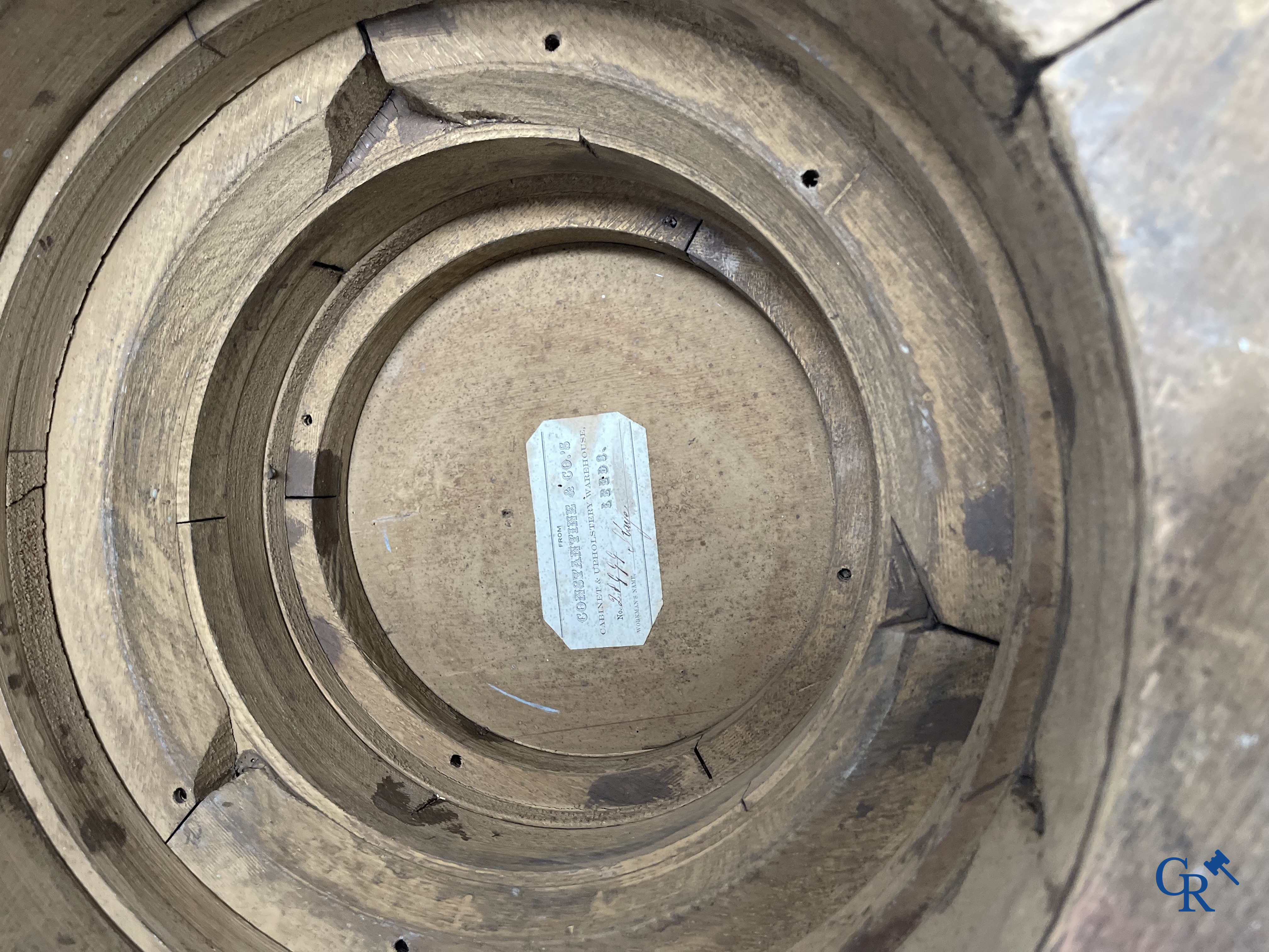 Constantine's & Co., Leeds. Paire de grands socles anglais en placage d'acajou et bois doré et sculpté. XIXe siècle.