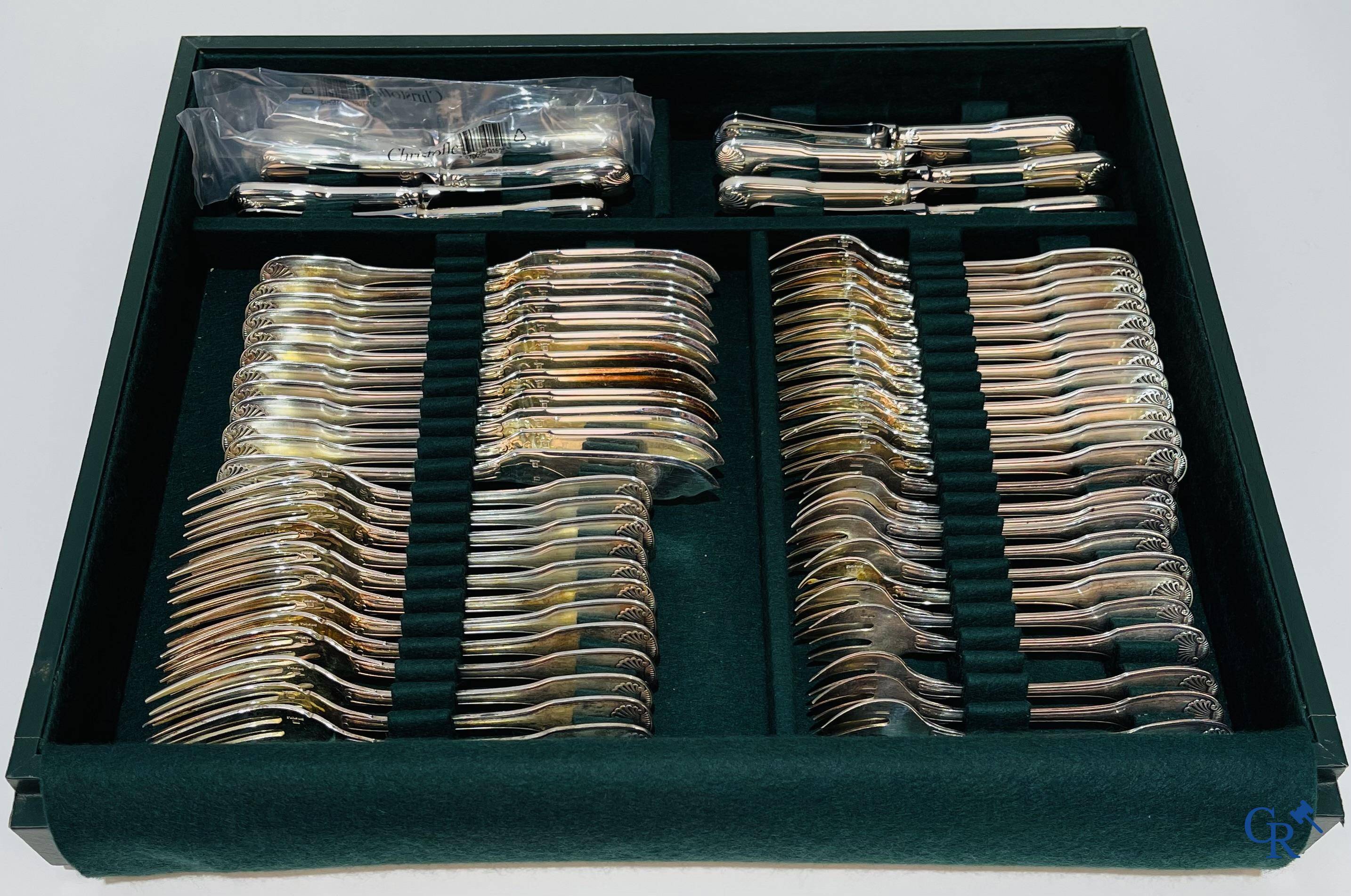 Christofle: une boîte à couverts de 155 pièces modèle Vendôme dans sa boîte de rangement d'origine.