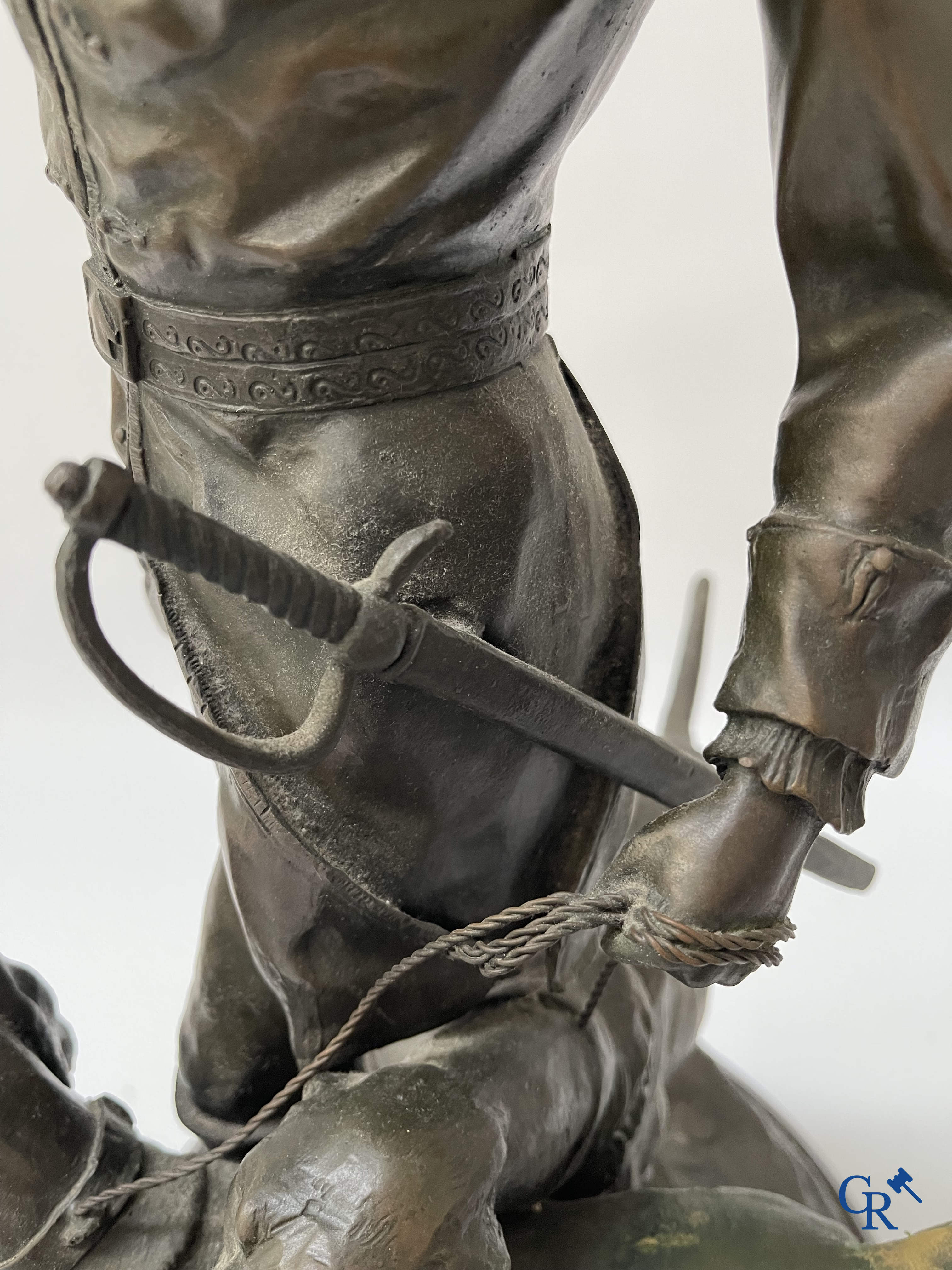 Piqueur au Relais, after Hippolyte Moreau and Prosper Lecourtier. Posthumous bronze on a black marble base. 20th century.