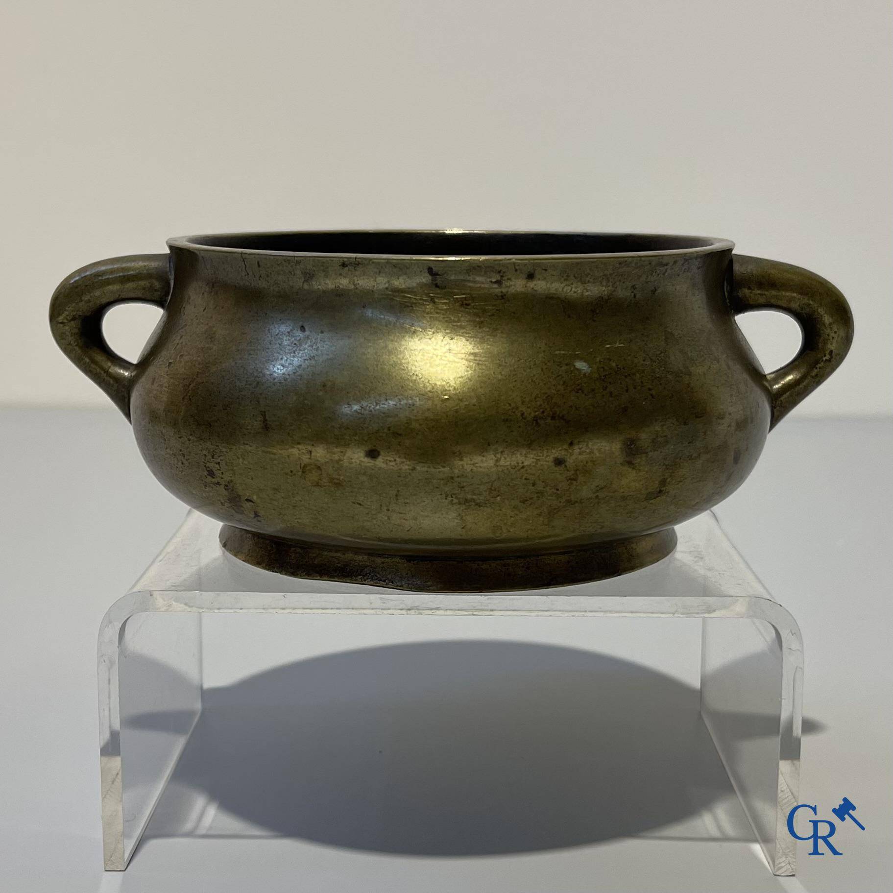 Aziatica, een Chinese bronzen wierookbrander. Chóngzhēn Dīngchǒu nián zhì 崇禎丁丑年製 mark, gedateerd 1637.