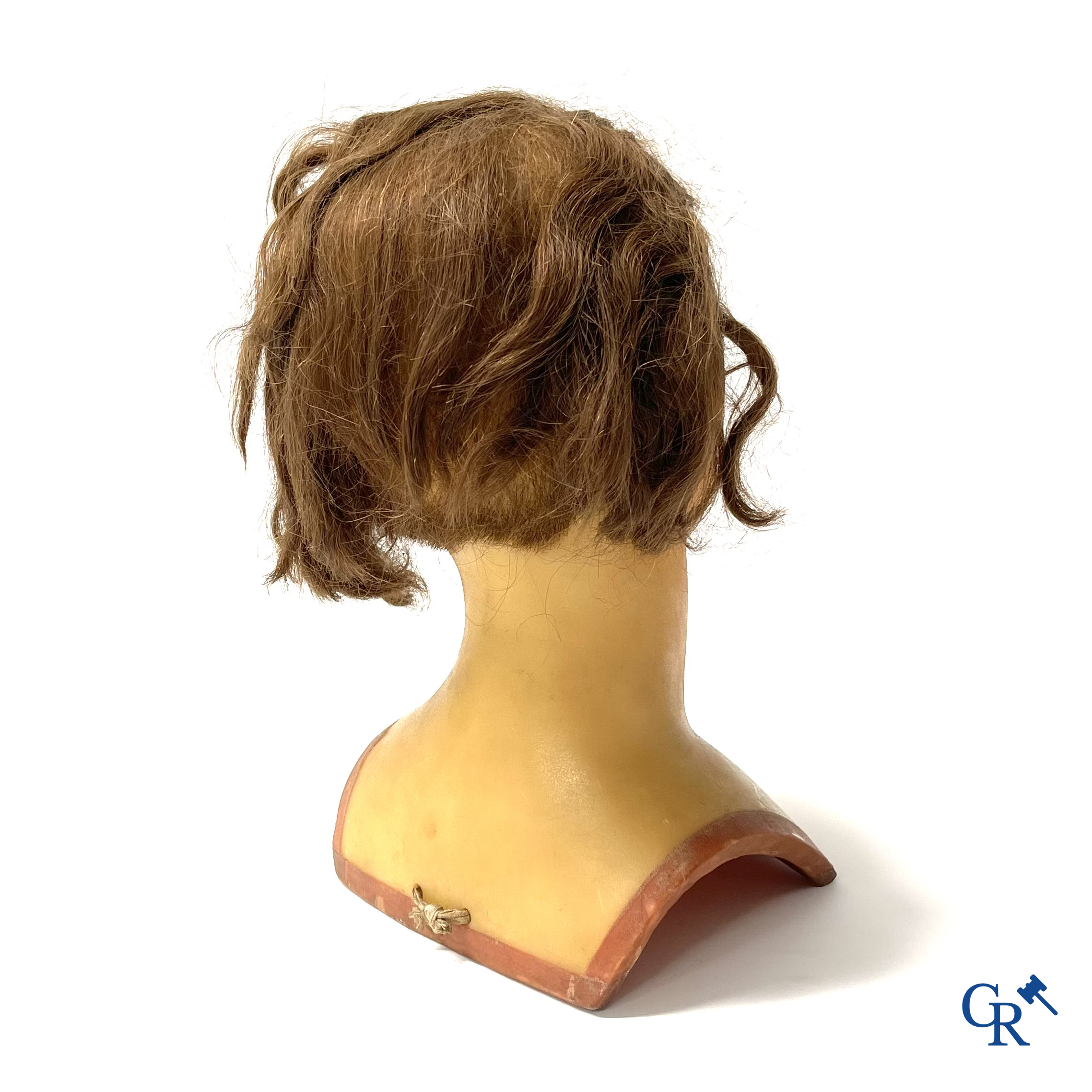 Een paar bustes voor mannequins in was met glazen ogen. Hoogstwaarschijnlijk Siegel of Pierre Imans. Circa 1920.