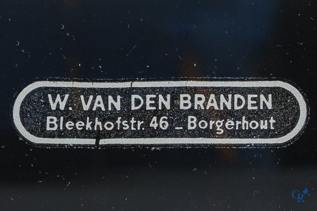 Caran D'Ache. Publicity in églomisé for the colored pencils of the Swiss brand Caran D'Ache.