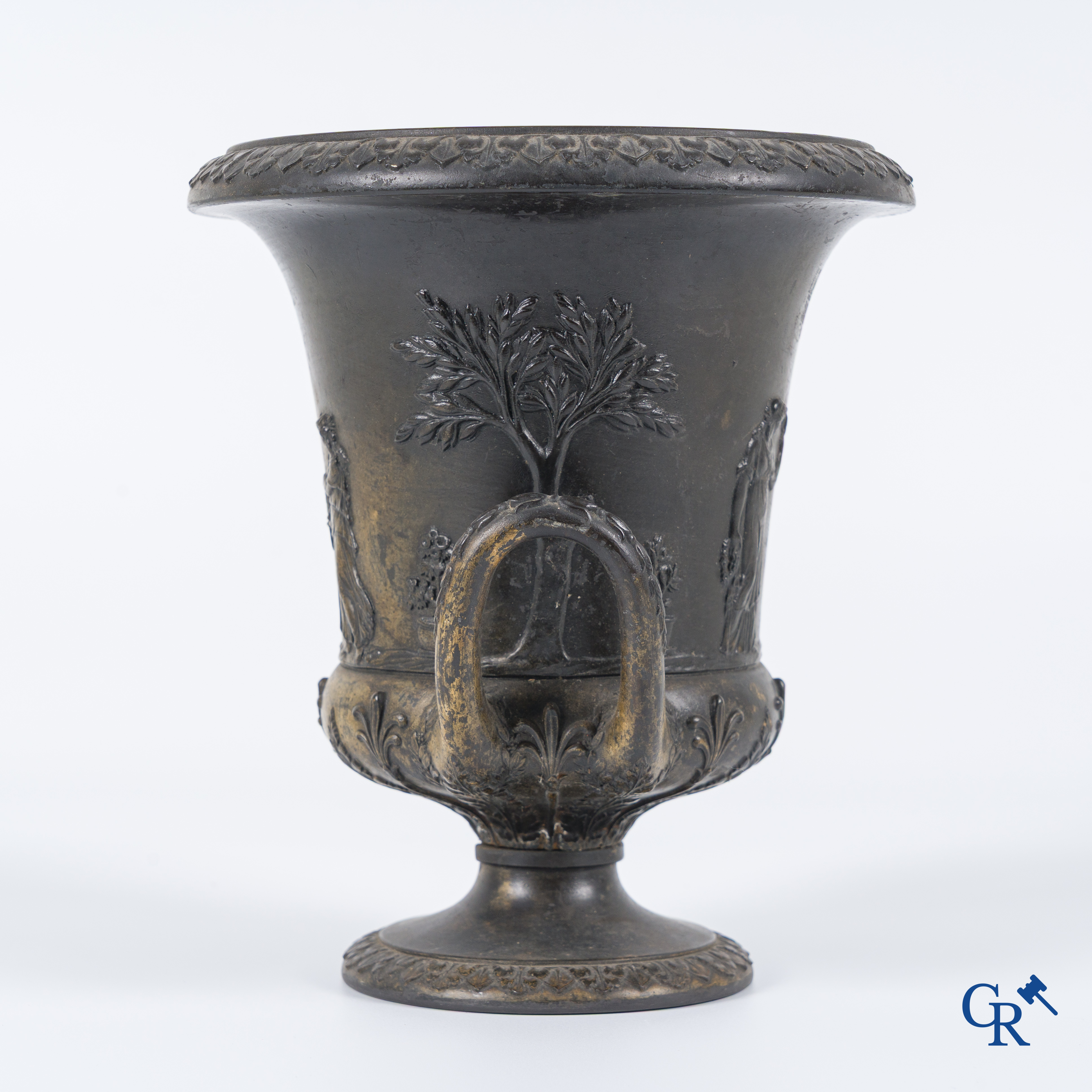 Wedgwood, een laat 18e eeuwse Medici vaas in zwarte basalt.