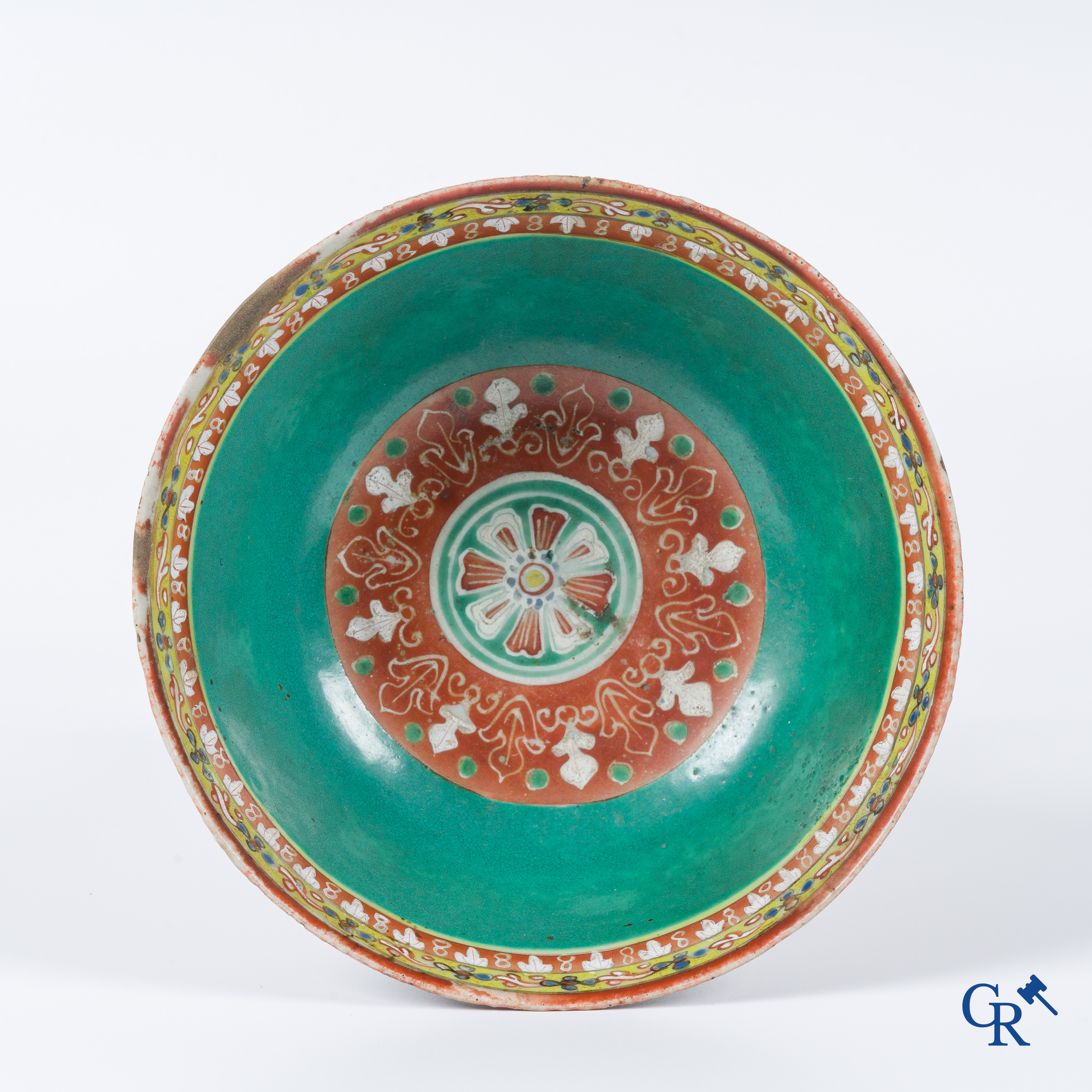 Een Chinese kom in Bencharong porselein. 19de eeuw.