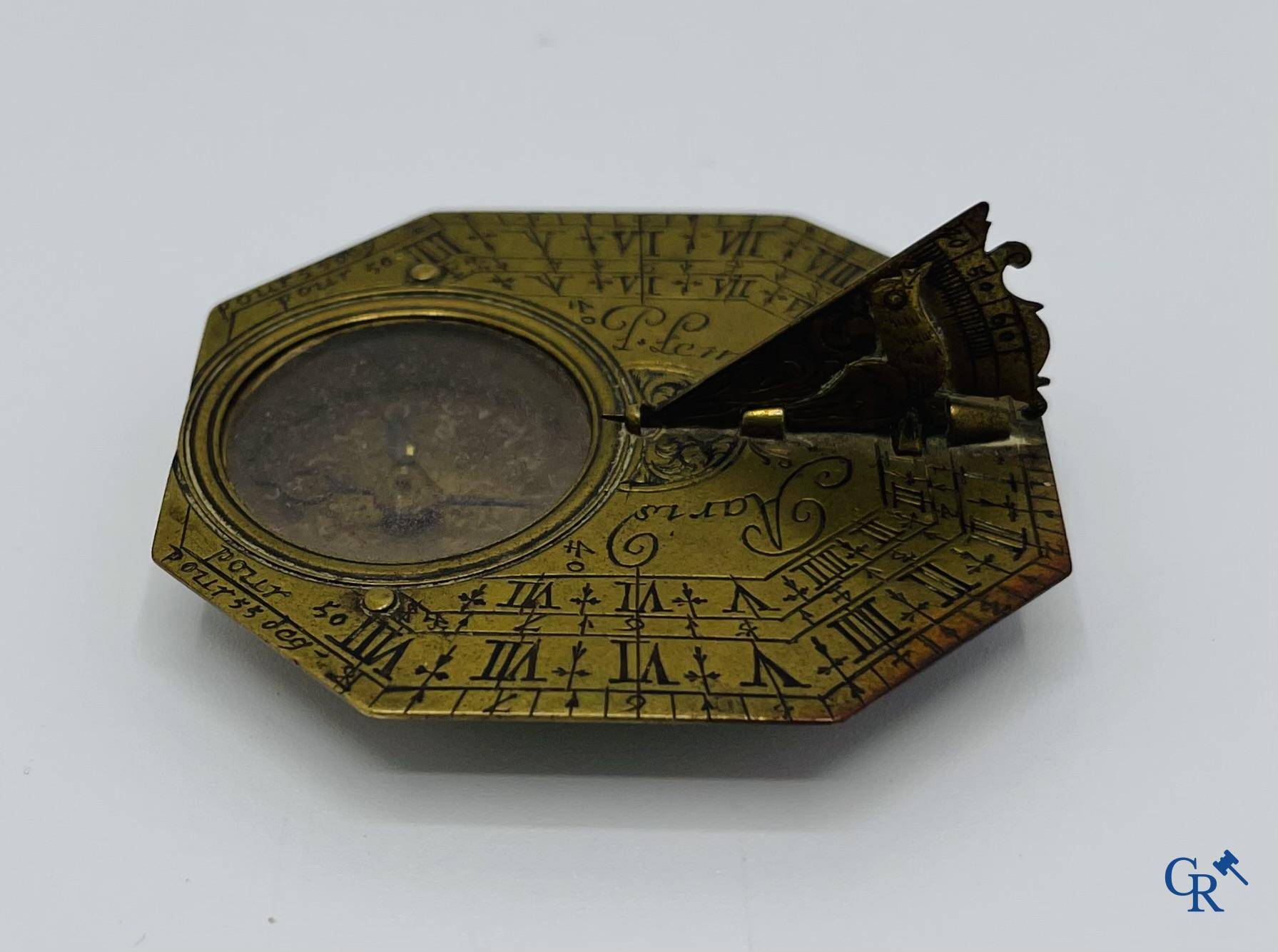 Lemaire à Paris: Cadran solaire octogonal et boussole. Début du XVIIIe siècle.