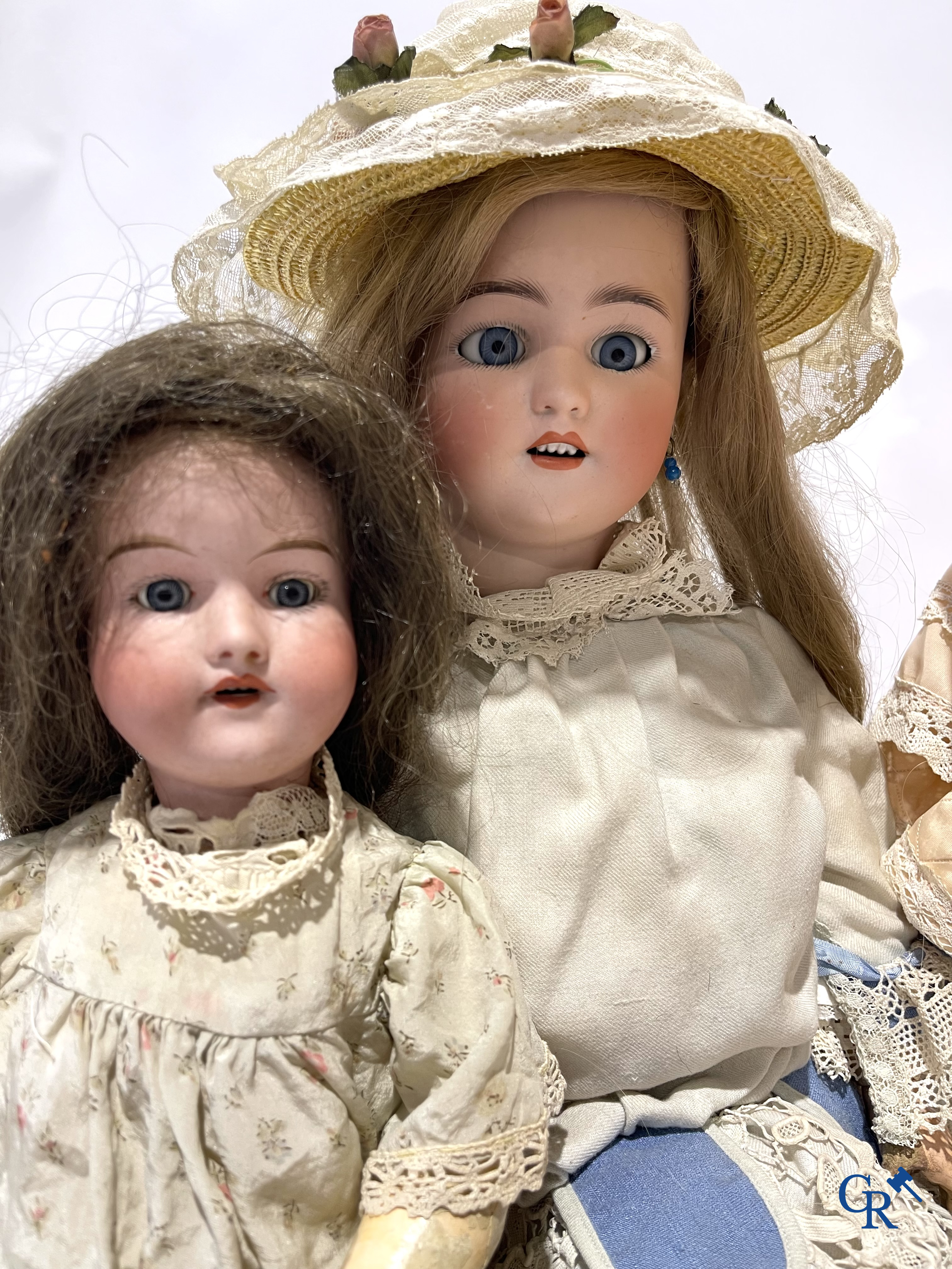 Old toys, a lot of 4 antique dolls with porcelain head, doll attributes, clothes and others.