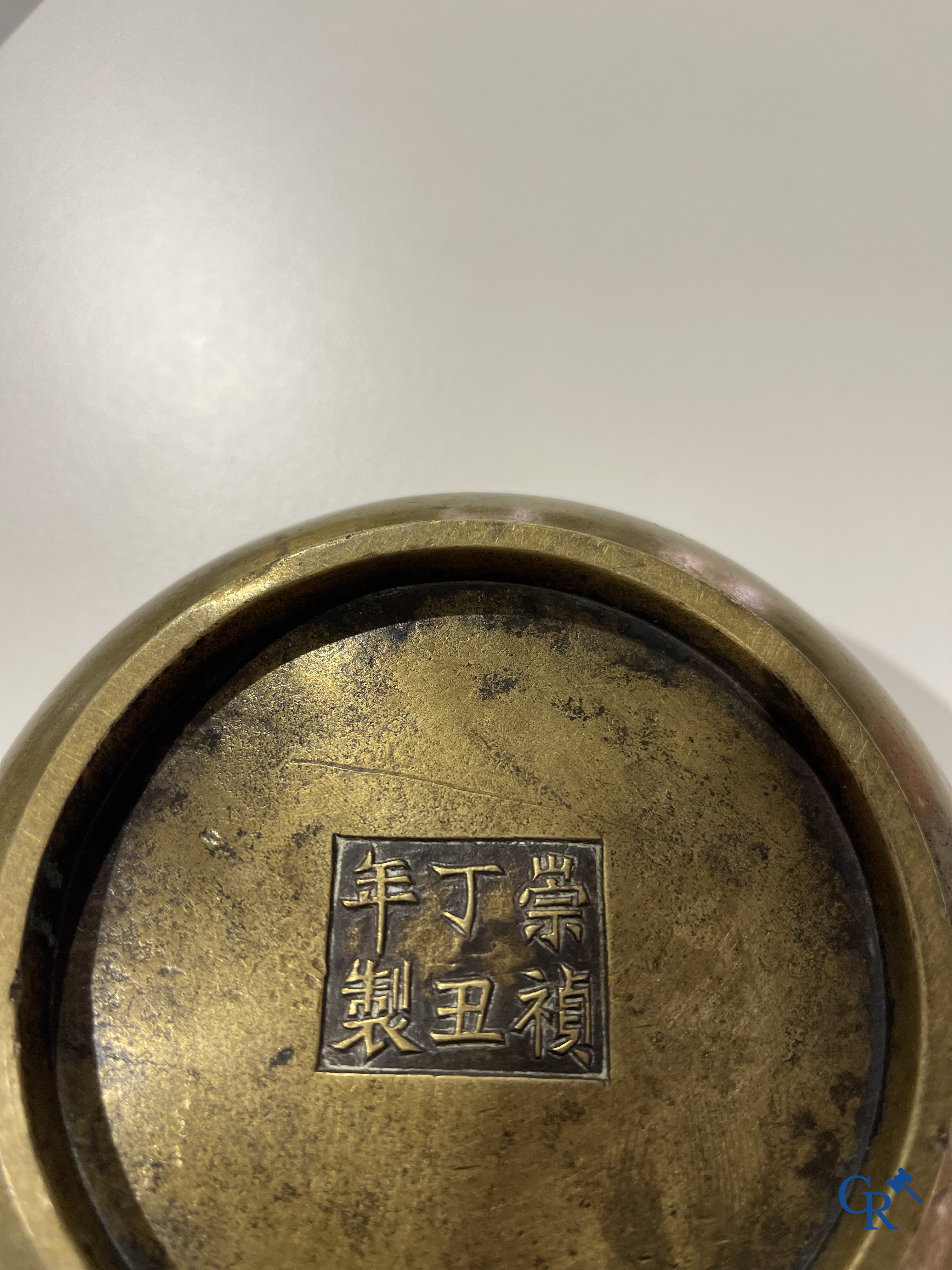 Aziatica, een Chinese bronzen wierookbrander. Chóngzhēn Dīngchǒu nián zhì 崇禎丁丑年製 mark, gedateerd 1637.