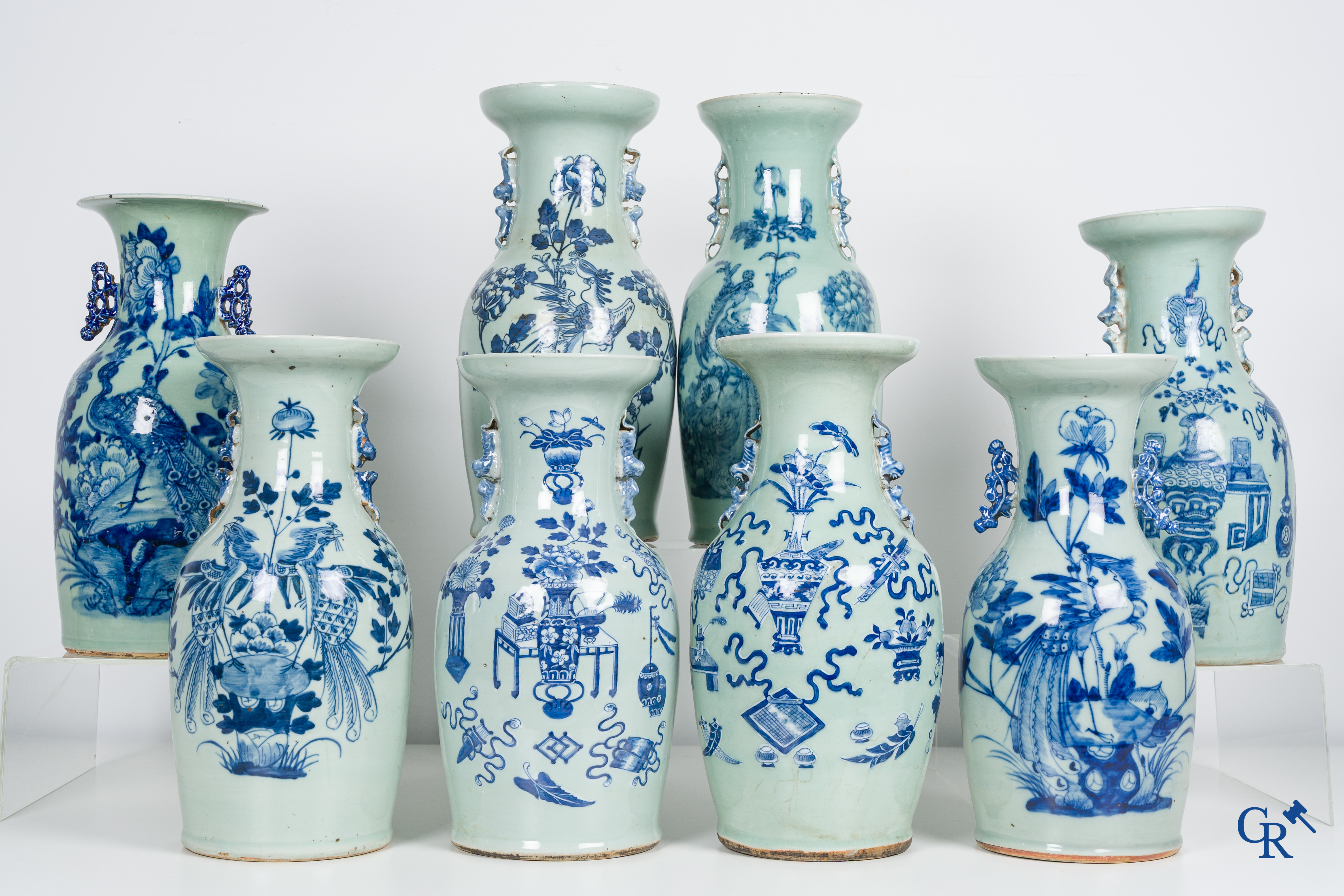 Aziatica, een kavel van 8 Chinese blauw-witte celadon vazen. 19e eeuw.