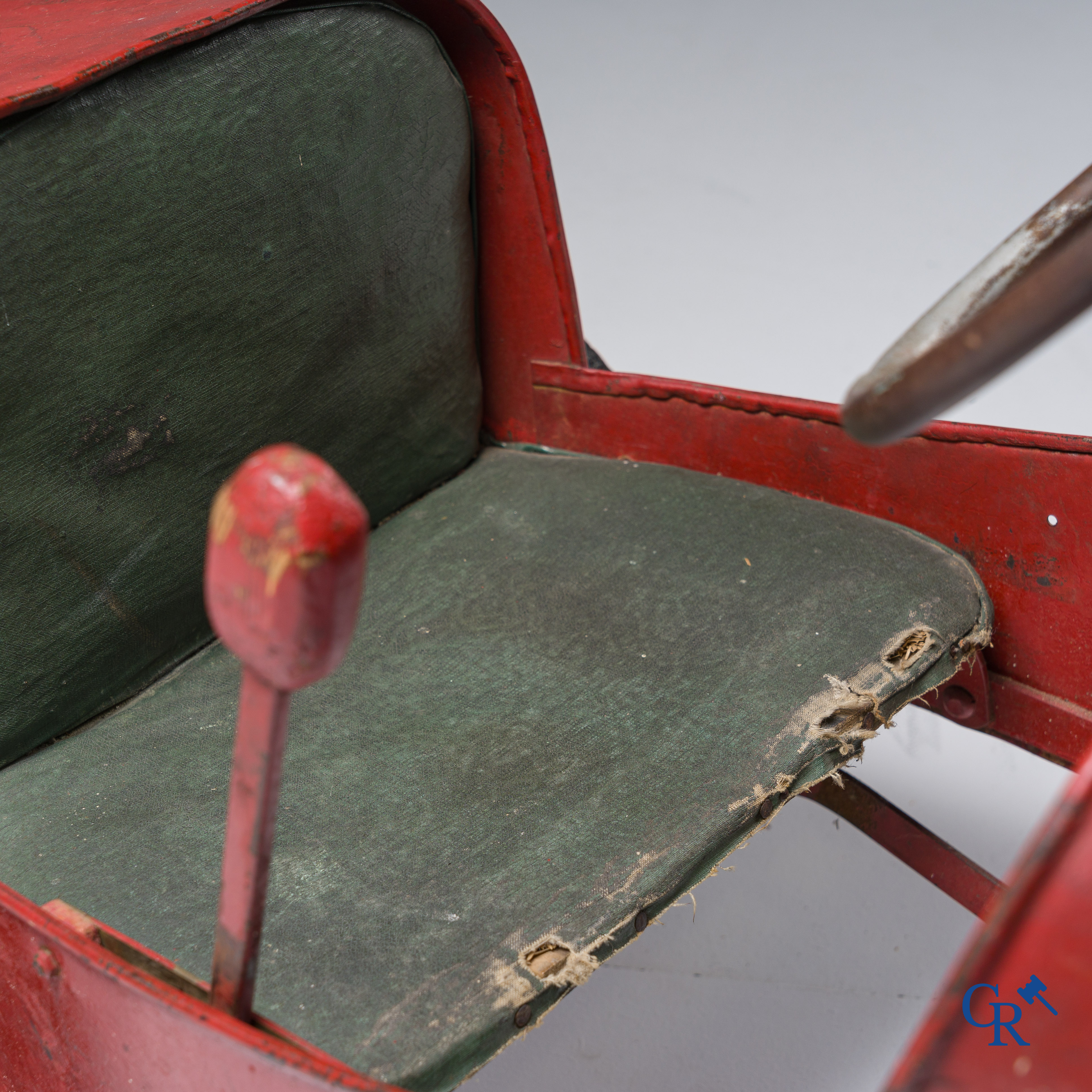 Pedaalwagen, type Bugatti in metaal met een handremsysteem op het achterwiel. Circa 1930.