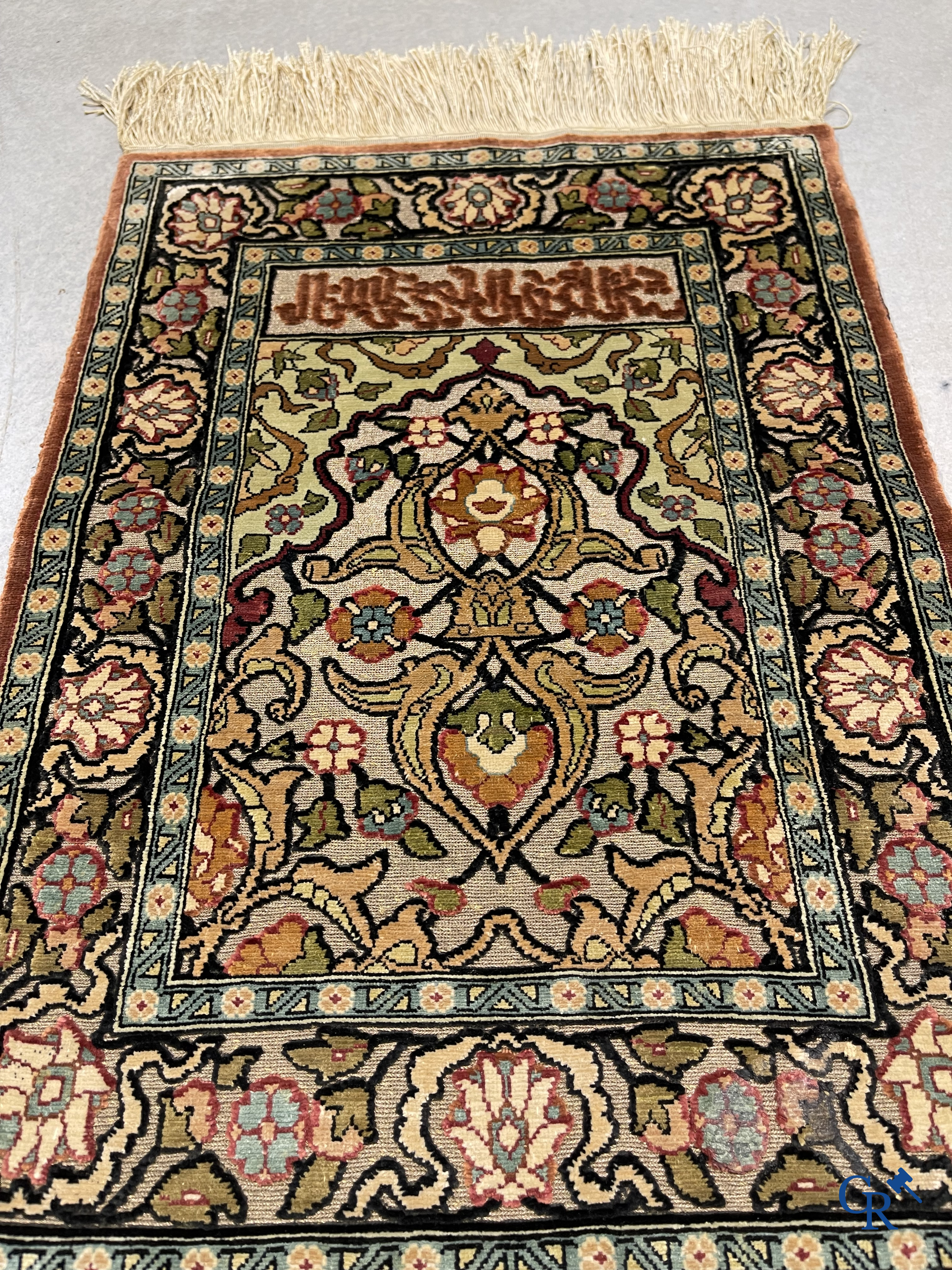 Oosterse tapijten. 2 kleine zijden tapijtjes bewerkt met gouddraad.