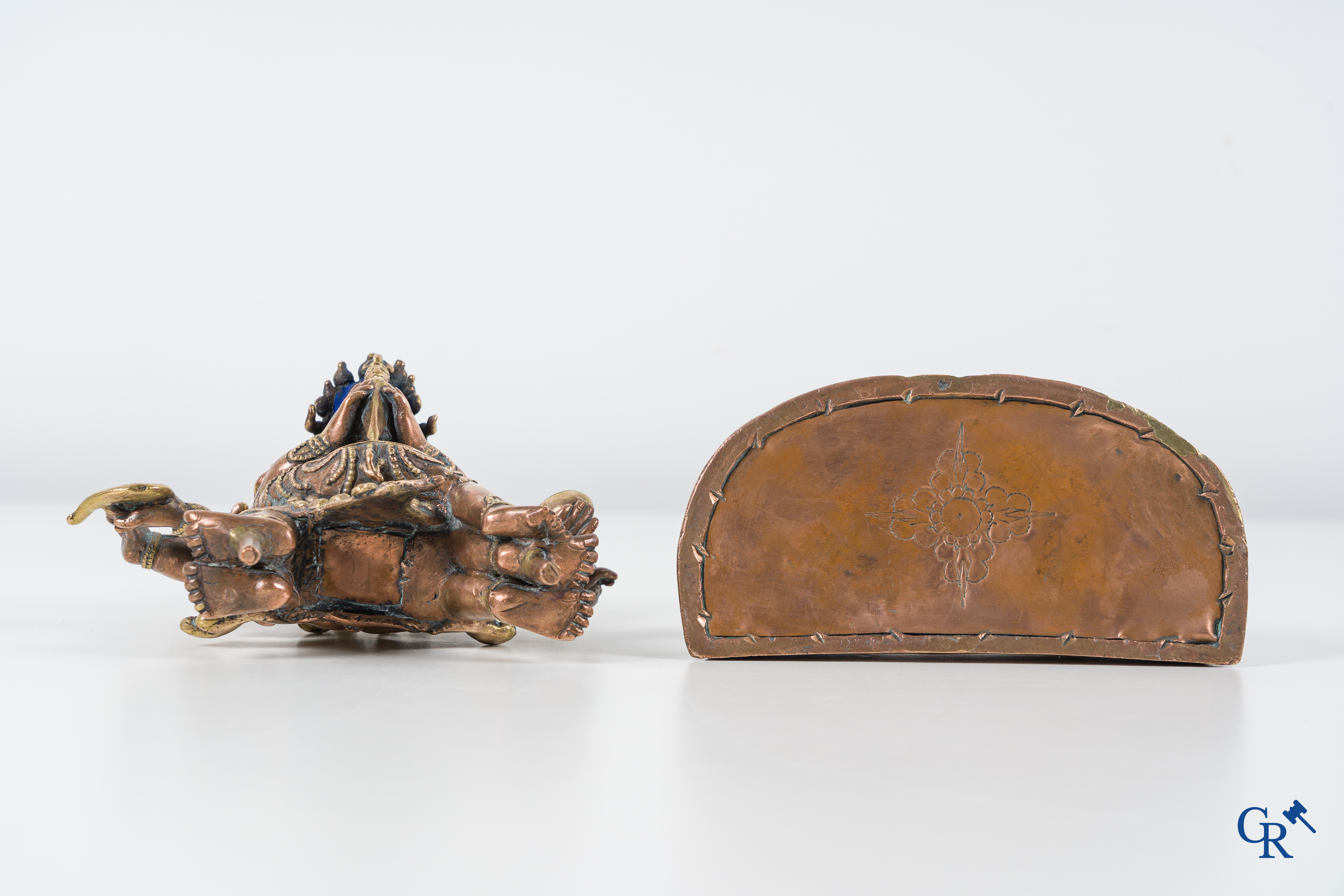 Aziatica, Een Sino-Tibetaanse verguld bronzen figuur van Mahakala. 19e-20ste eeuw.