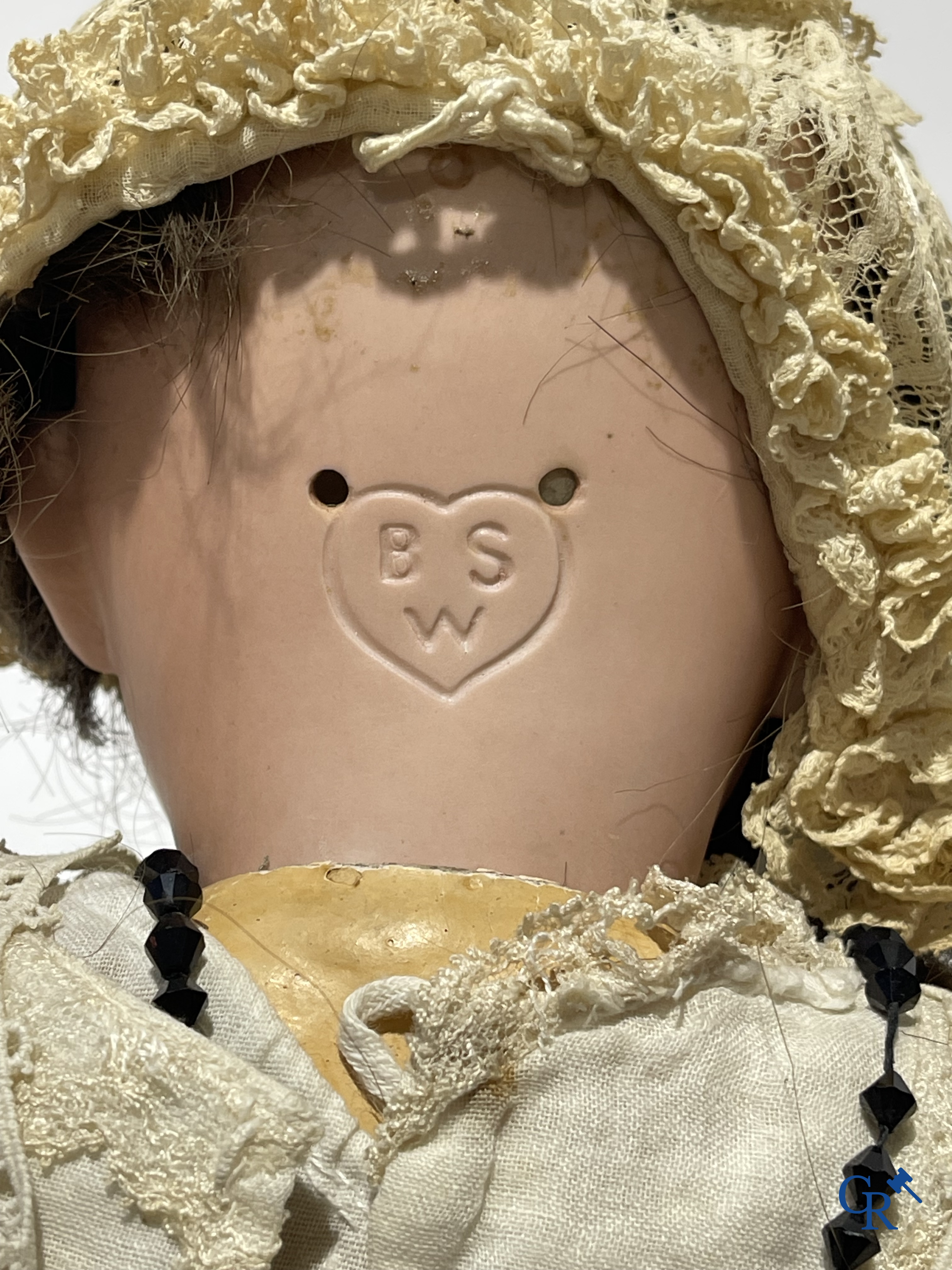 Vieux jouets, un lot de 3 poupées anciennes avec des têtes en porcelaine.