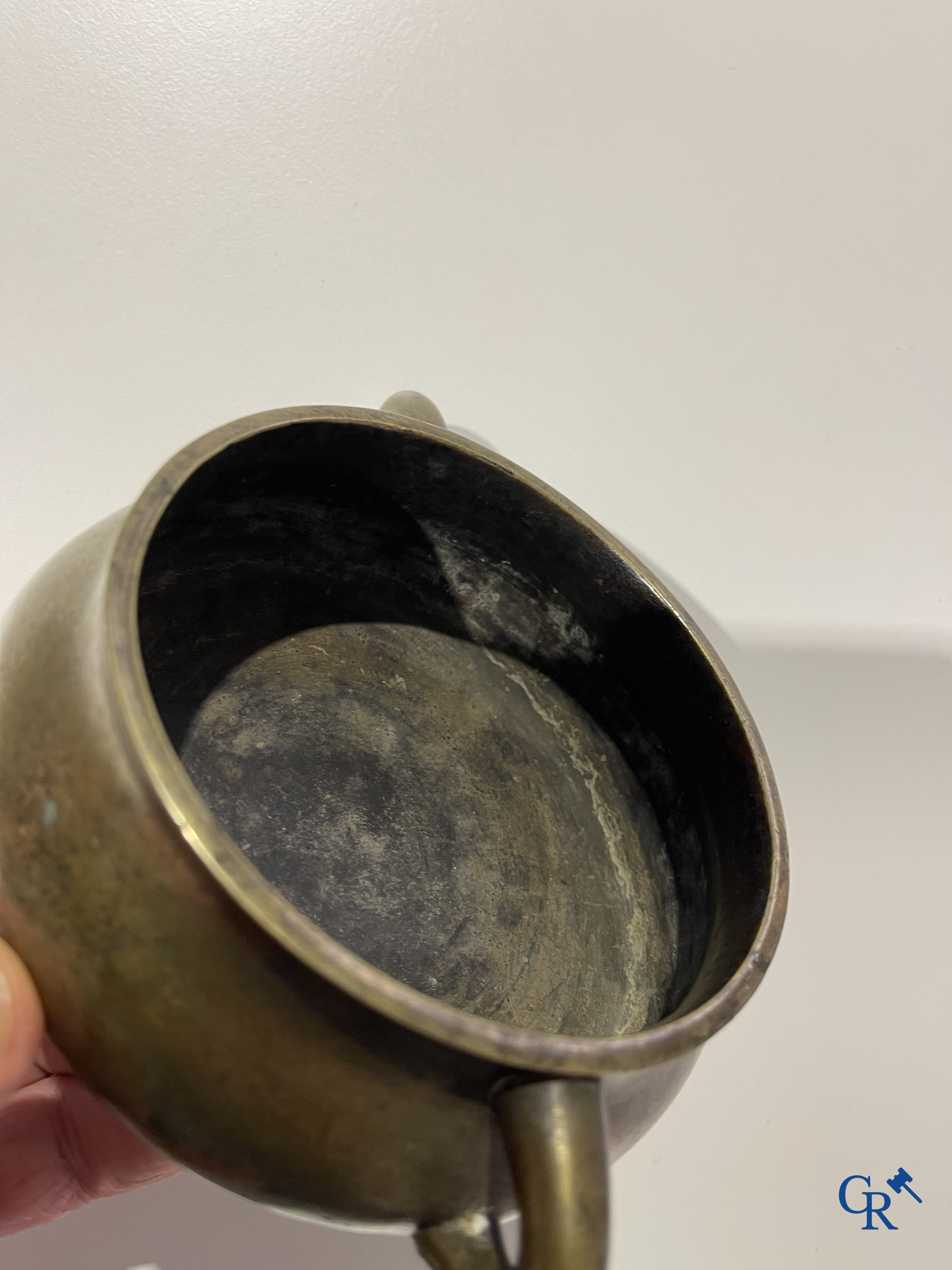 Aziatica, een Chinese bronzen wierookbrander. Chóngzhēn Dīngchǒu nián zhì 崇禎丁丑年製 mark, gedateerd 1637.