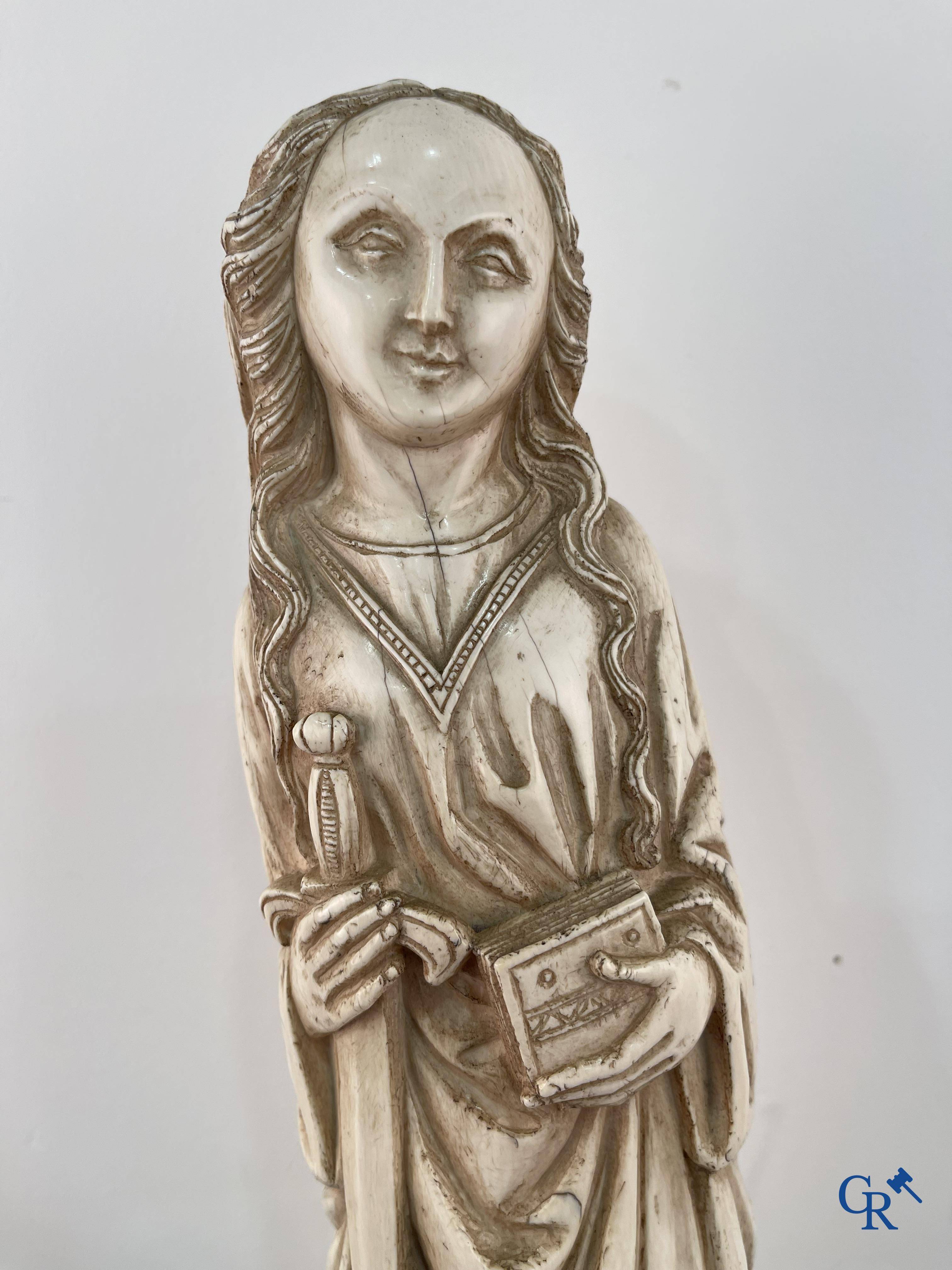 Représentation en ivoire de Sainte Catherine avec l'empereur Maxence sur un piédestal néo-gothique en bois. 