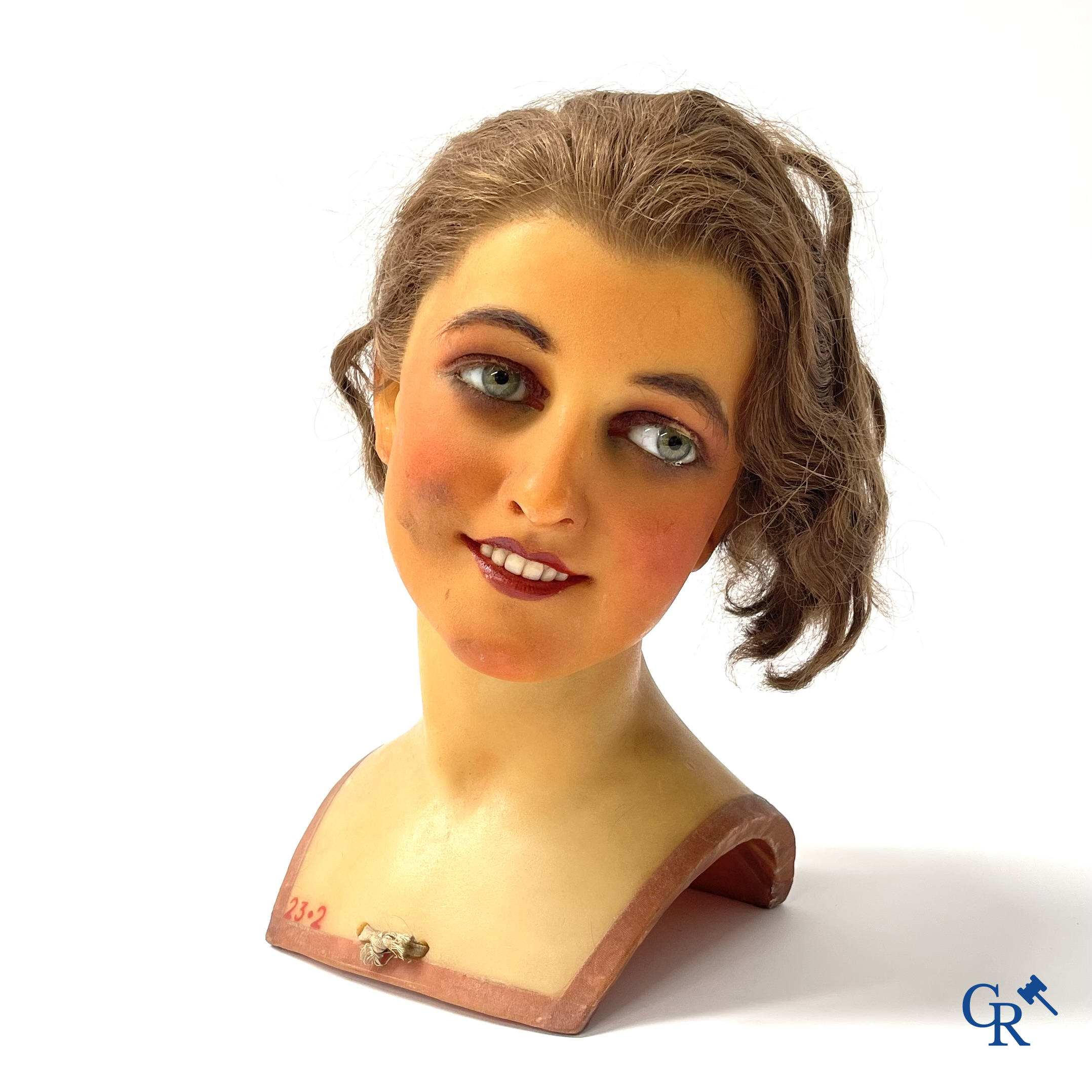 Een paar bustes voor mannequins in was met glazen ogen. Hoogstwaarschijnlijk Siegel of Pierre Imans. Circa 1920.