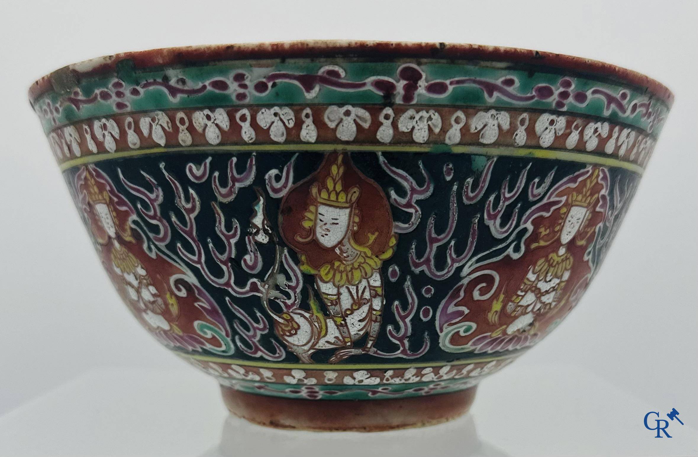 Un bol Chinois en porcelaine Bencharong. 19ème siècle.