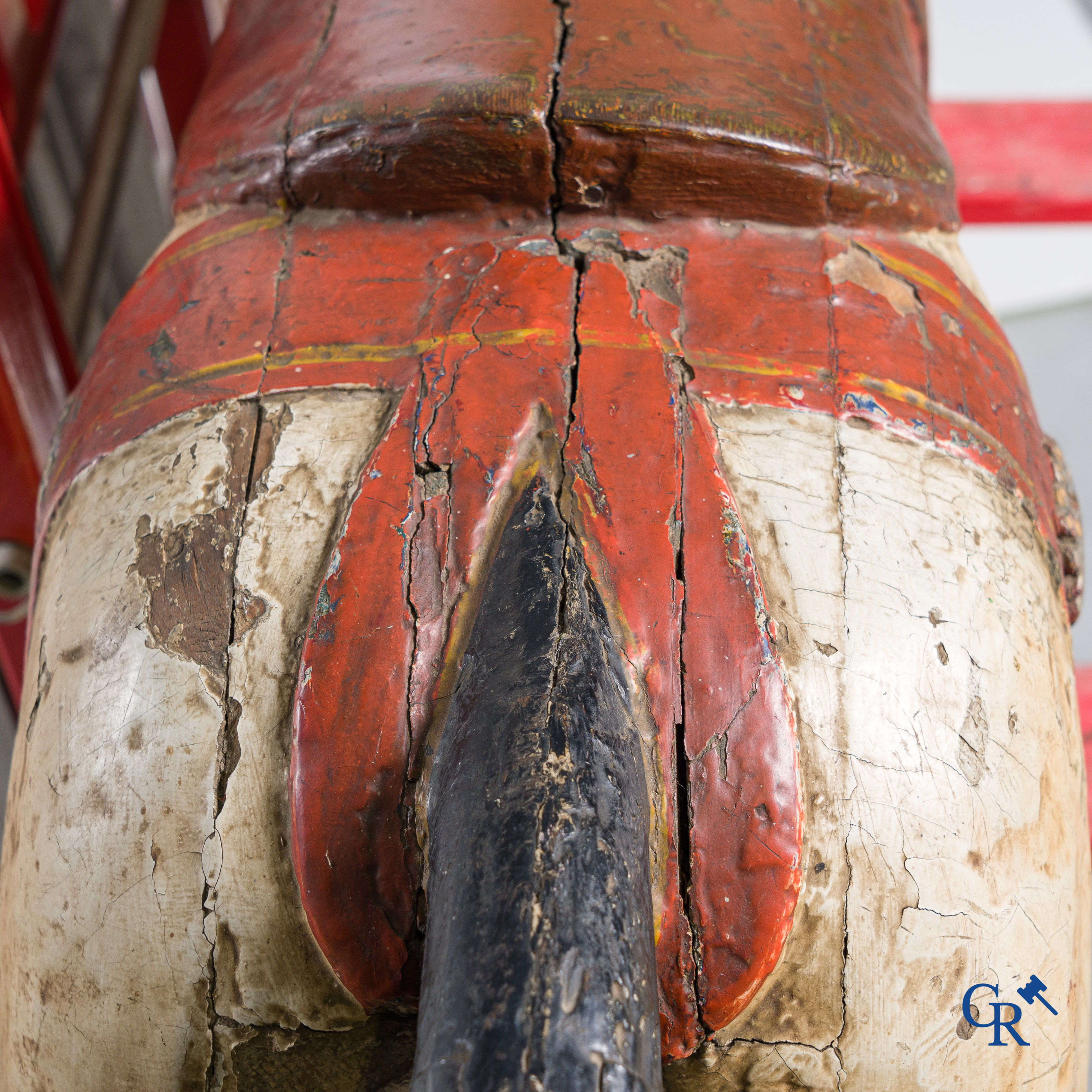 Kermis objecten, Gustave Bayol (Avignon 1859 - Angers 1931) Uitzonderlijk houtgesculpteerd carrouselpaard. Circa 1900.