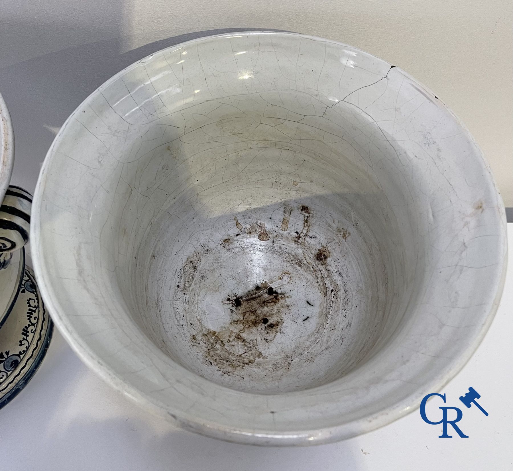 Delft : 11 pièces en faïence bleu et blanc aux décors différents. XVIIe - XVIIIe siècle.