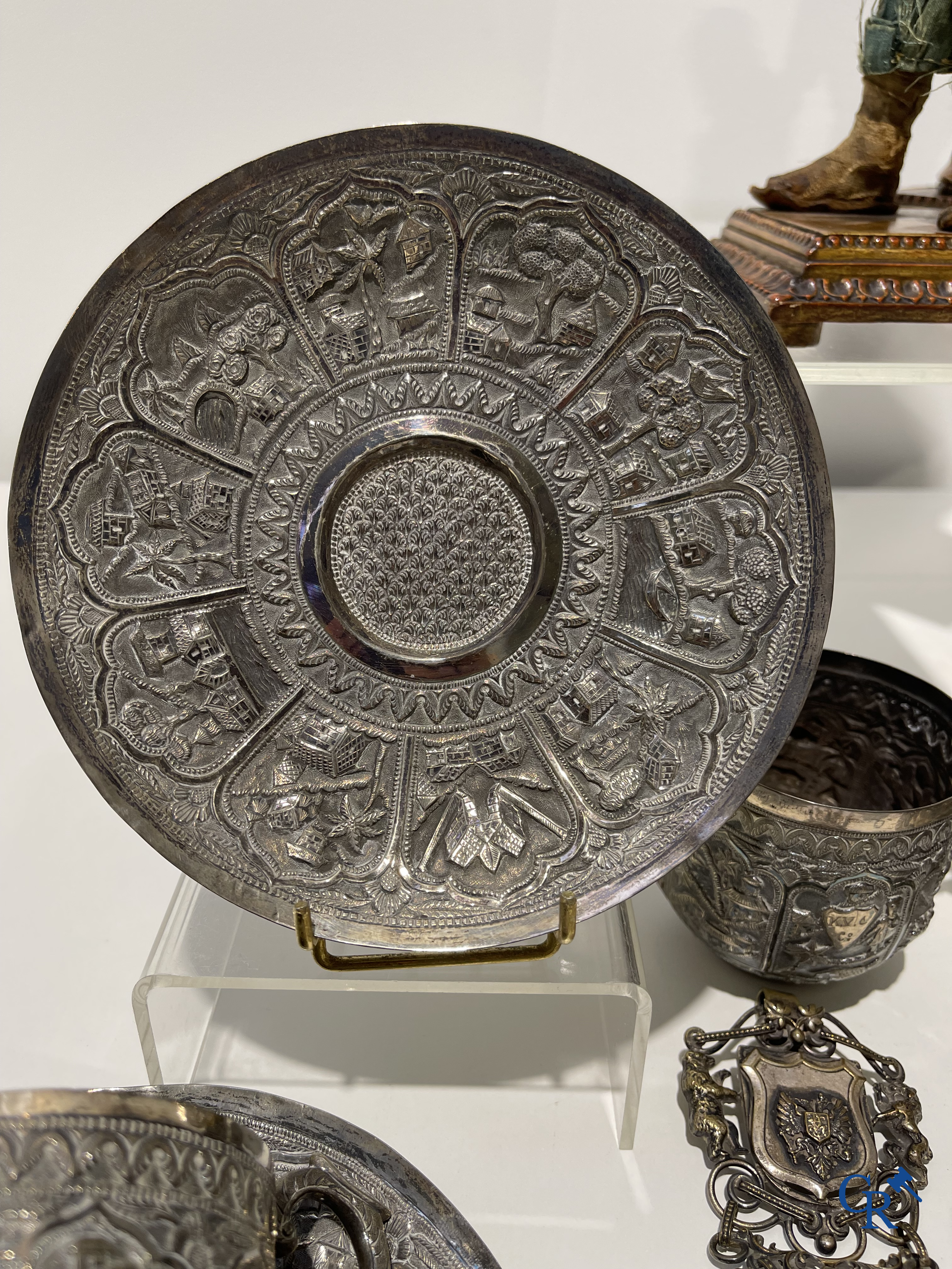 Beautiful lot of display case objects in silver and silver-plated metal, 2 Neapolitan santons attached. (late XVIII century)