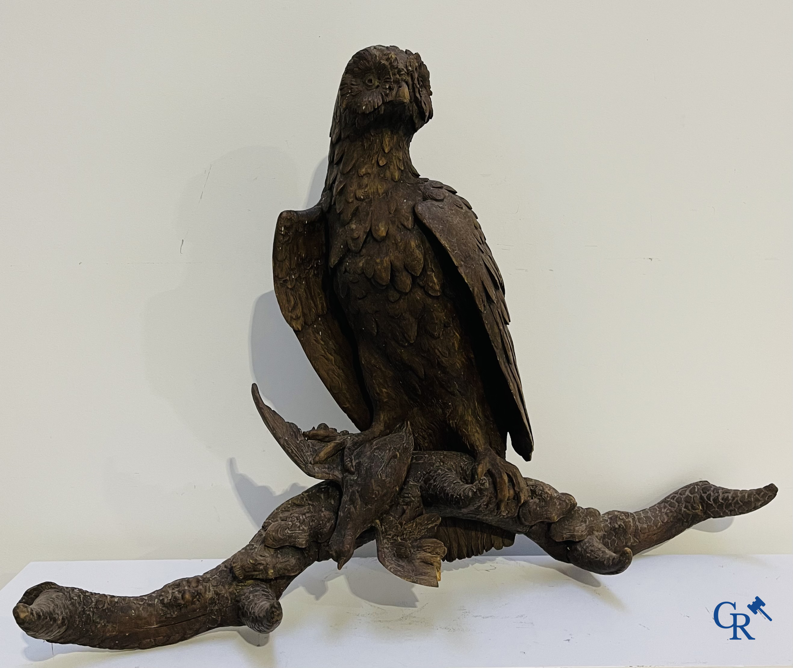 Zwarte Woud, een porte-manteau in zogenaamd "Black Forest" houtsnijwerk, een uil met prooi voorstellend. Eind 19e eeuw.