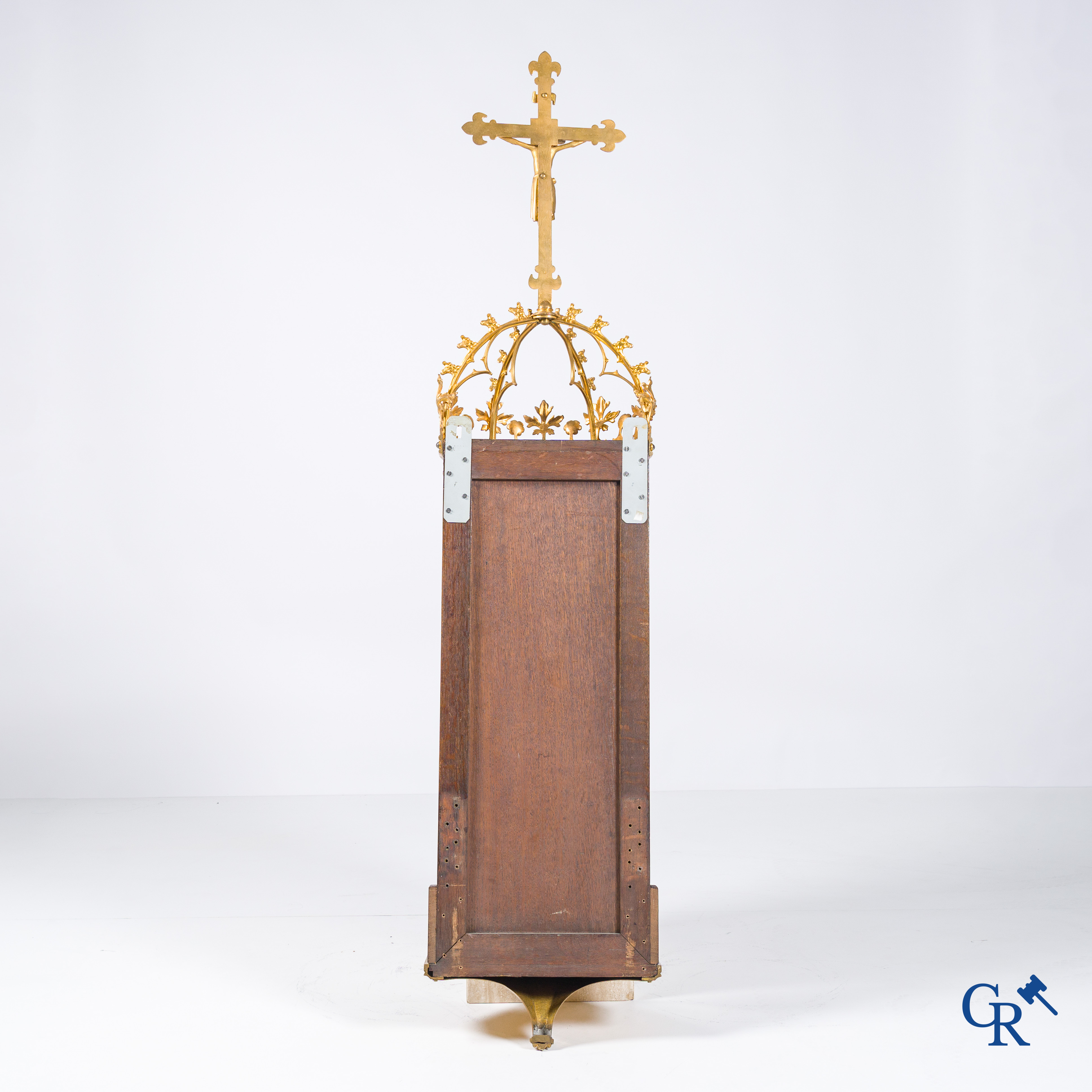 Religieuze objecten, een grote neo-gotische nis in hout en vergulde brons.