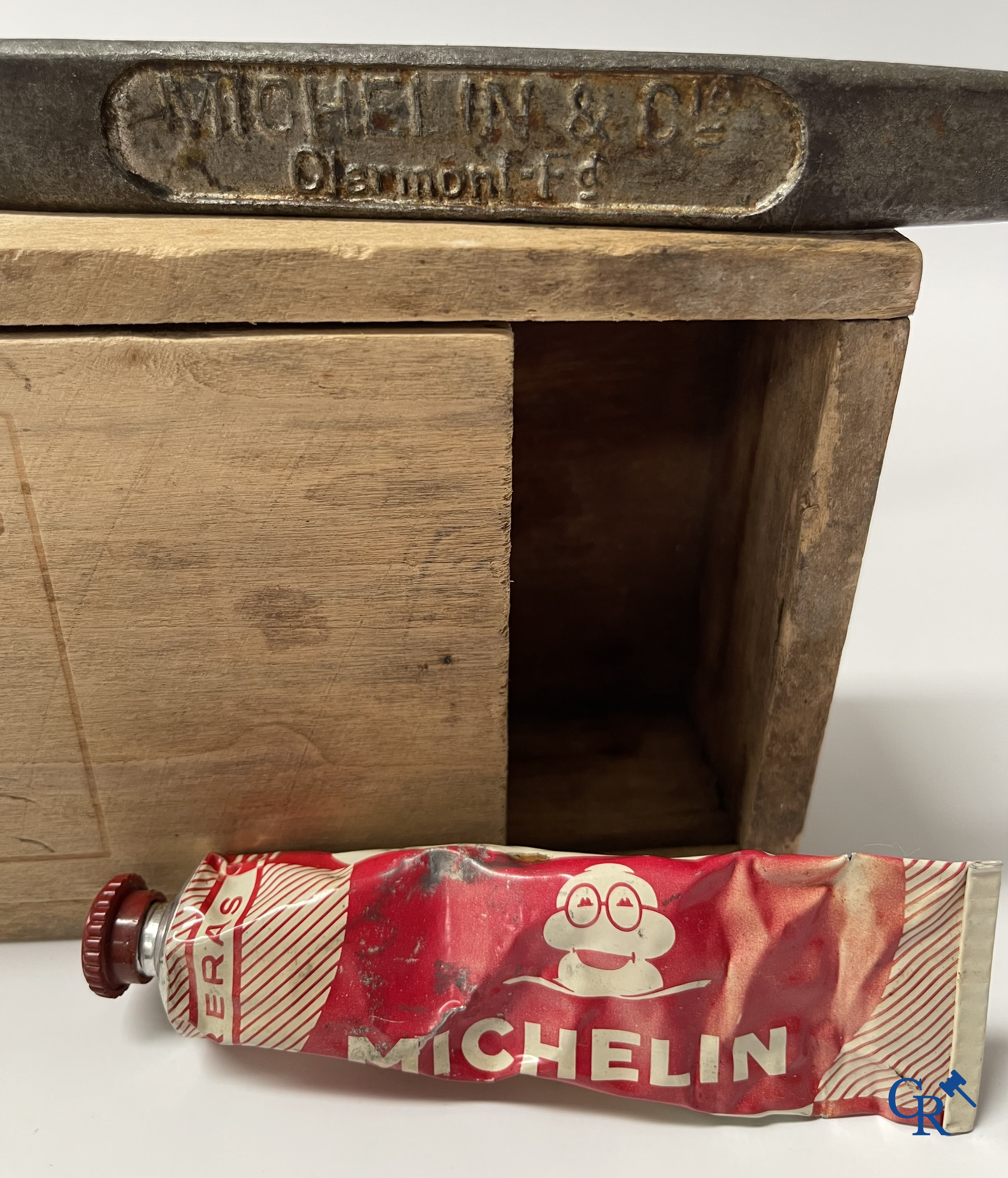 Michelin, an interesting lot with Michelin objects, mainly from the 1920's and 1930's.