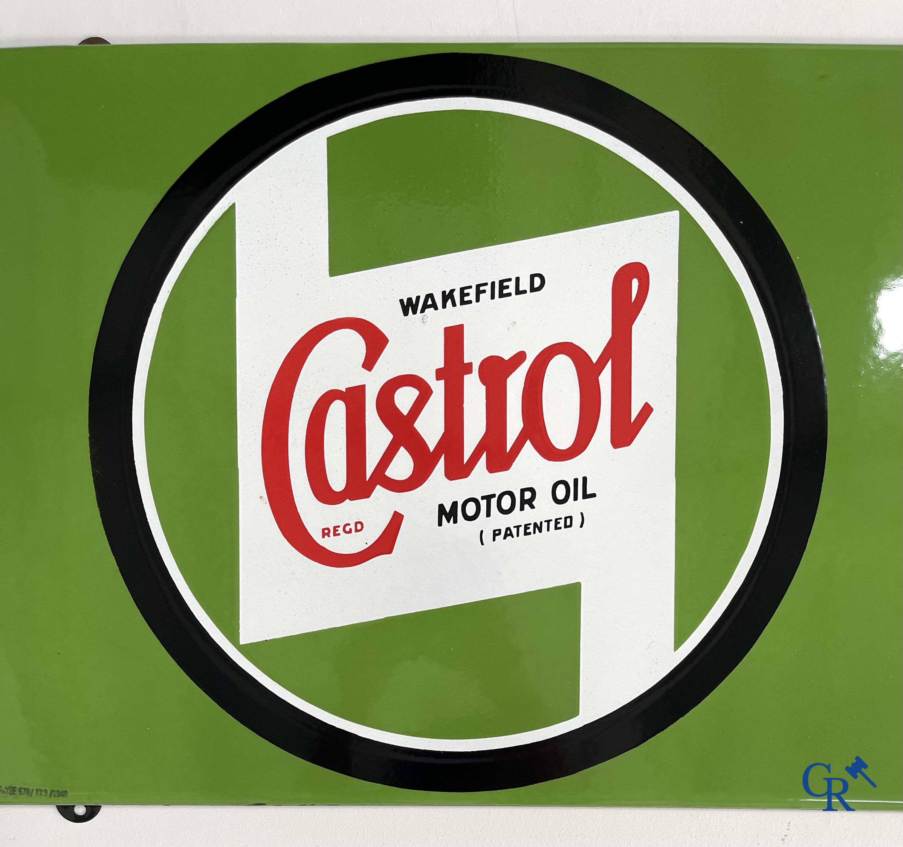Castrol Motor Oil, plaque émaillée publicitaire pour huile moteur Castrol. Version rare avec 2 logos cerclés noirs. 1948.