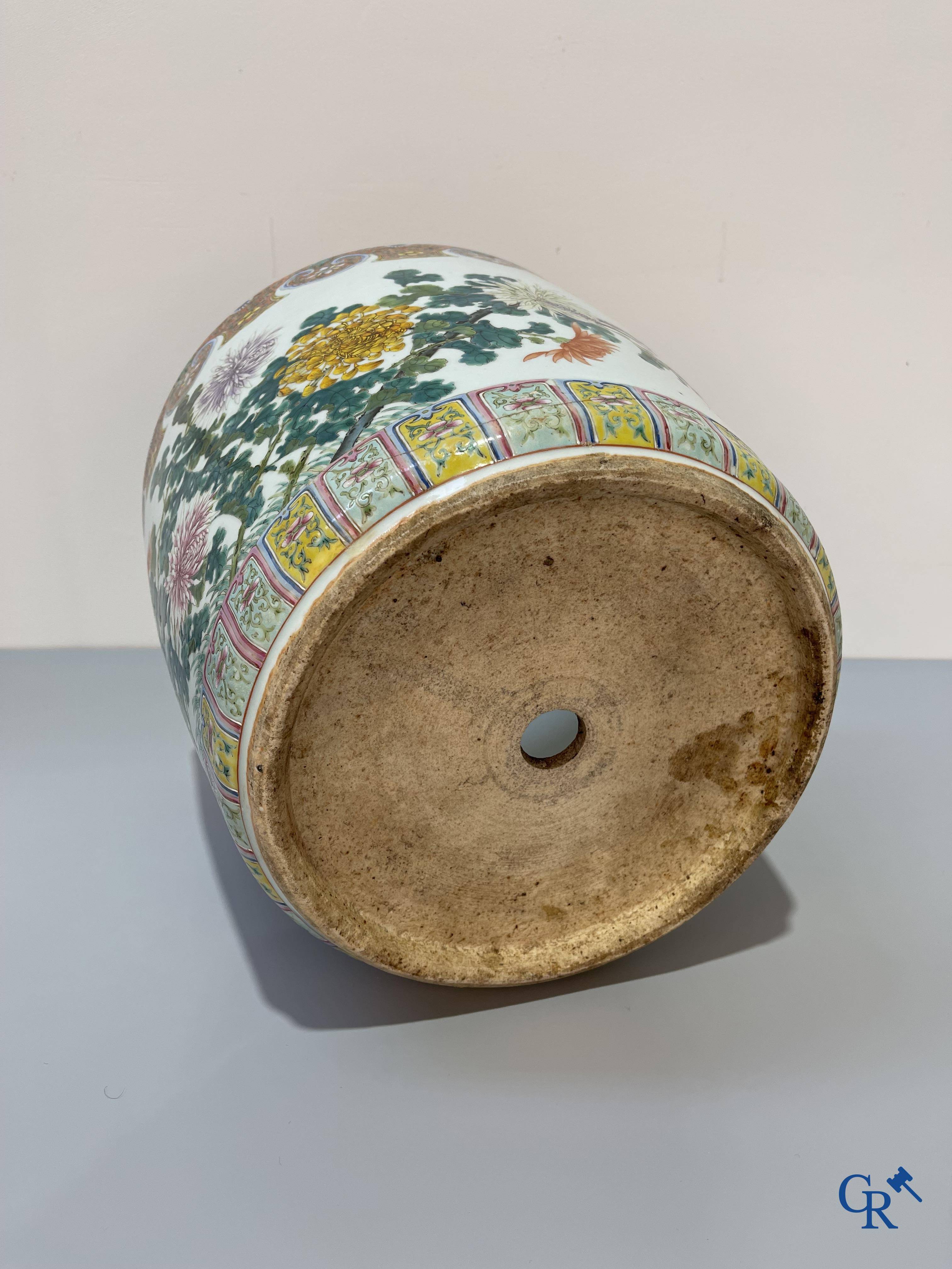 Asian Art, a large Chinese famille rose porcelain jardinière with a decor of flowers and birds.