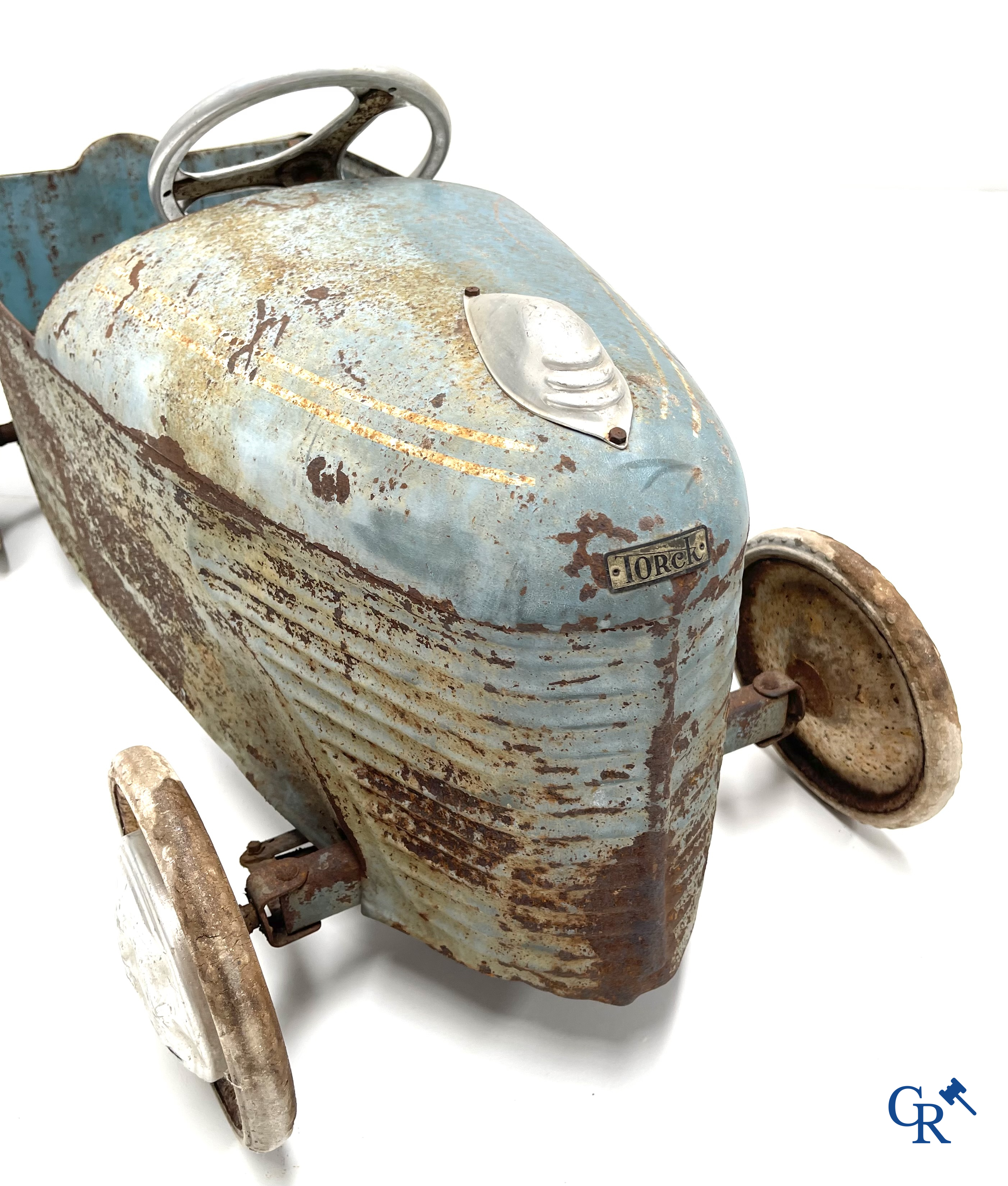 Torck, Deinze. Een trapauto in originele blauwe en witte beschildering. Met kilometerteller en uurwerk. Jaren '40.