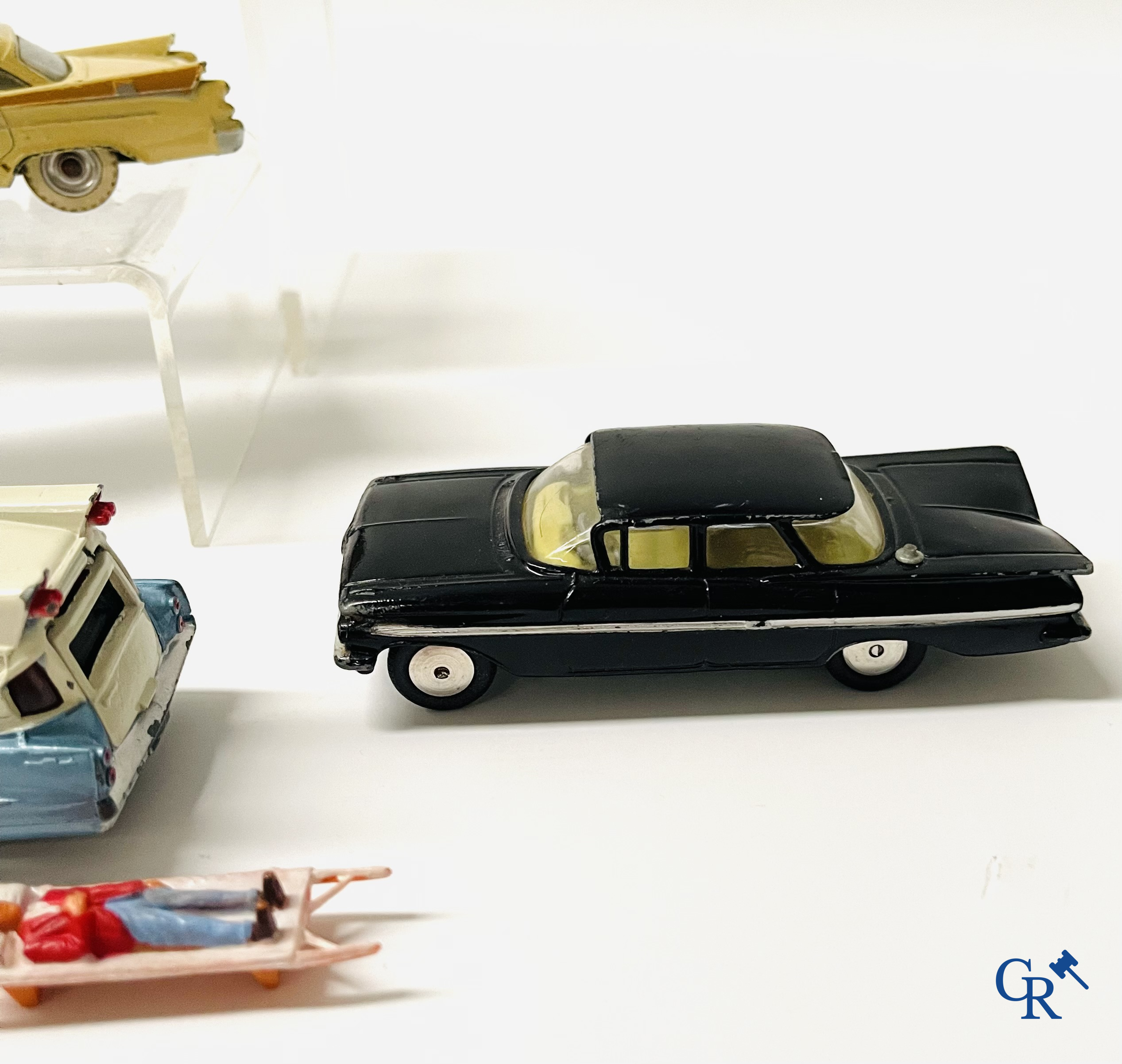 Old toys, a lot with Dinky Toys and Corgi Toys.