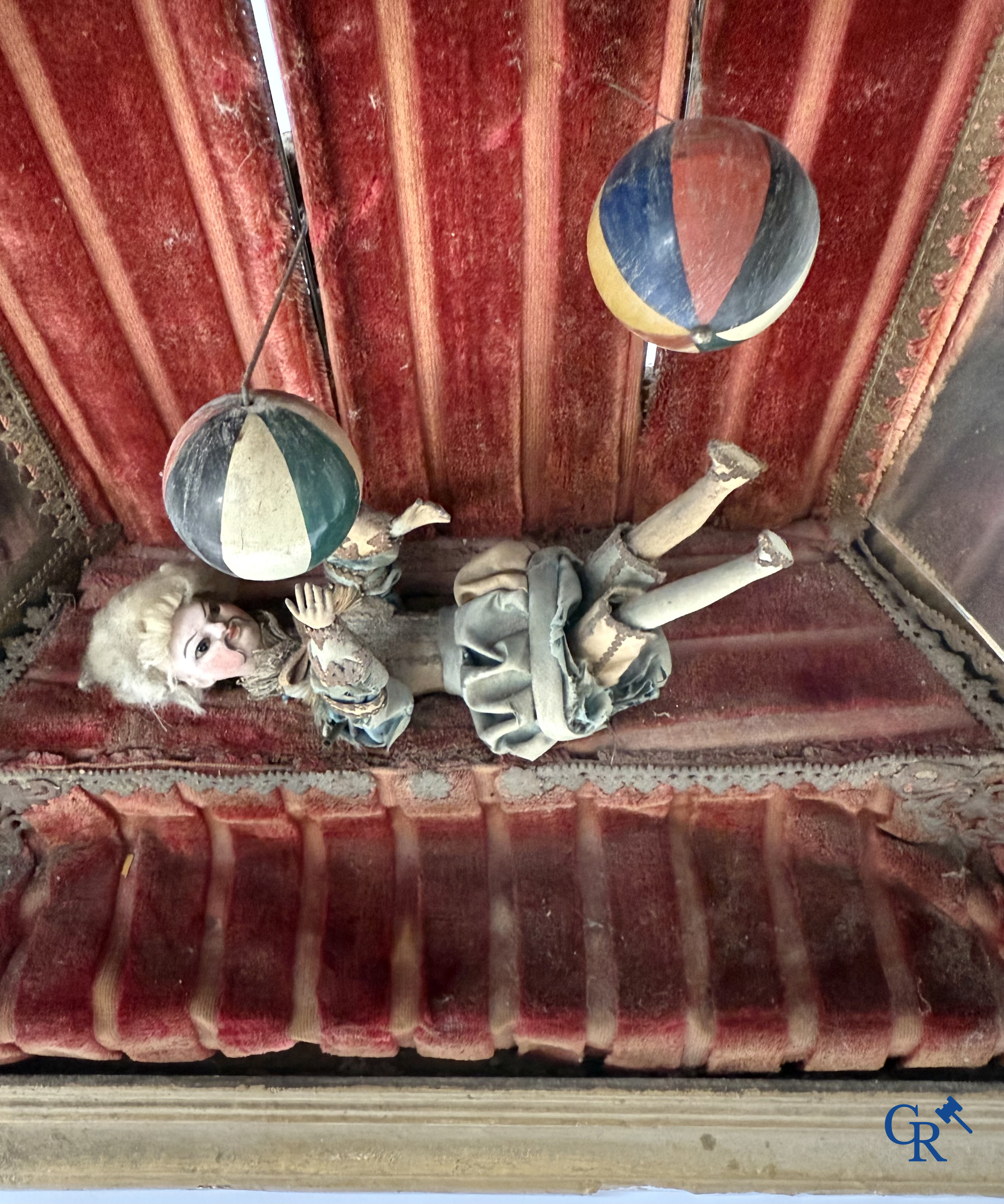 Phalibois, zeldzaam mechanisch geanimeerd diorama met jonglerende acrobaat. Frankrijk circa 1875.