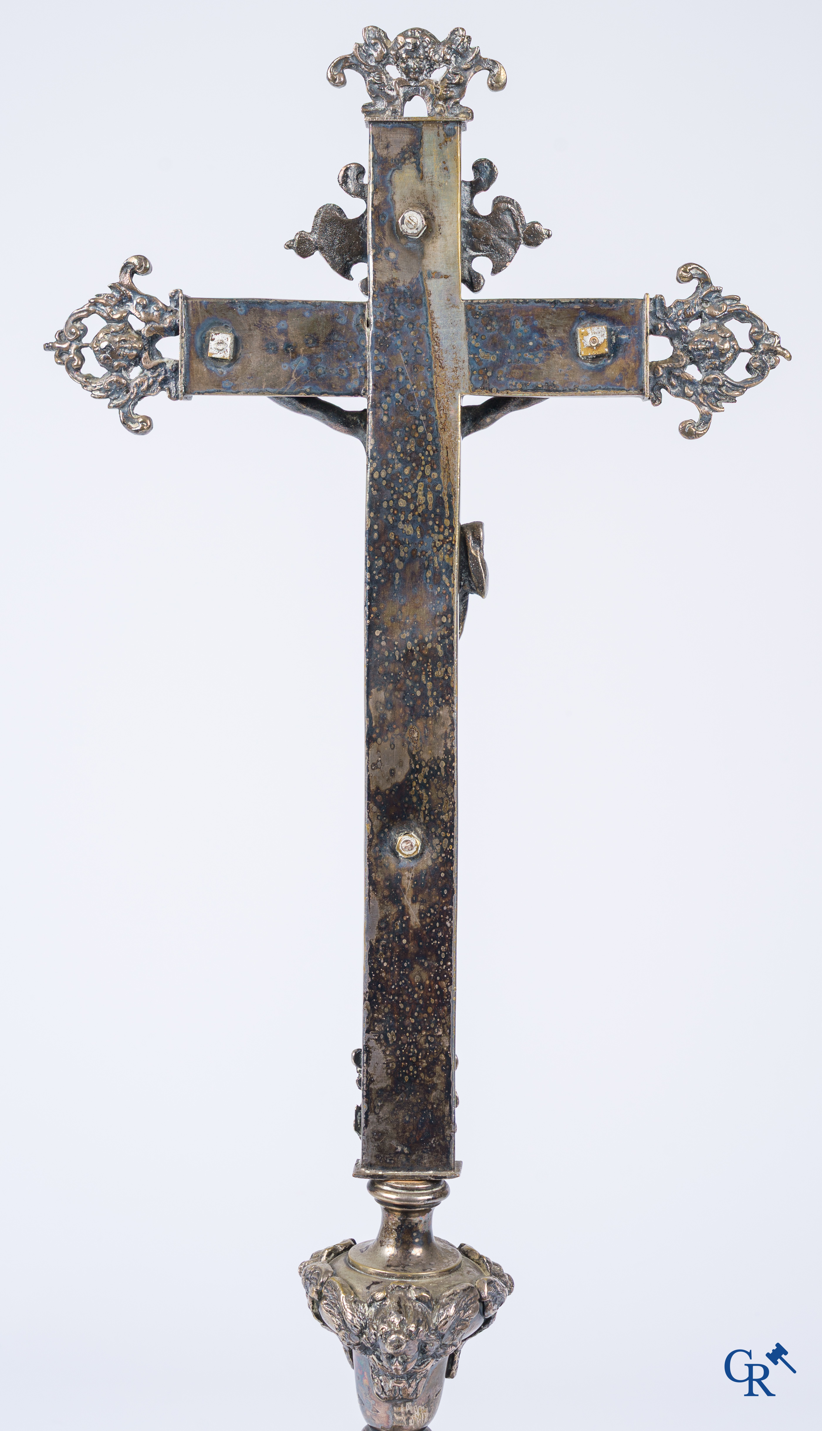 Religieuze objecten. Een groot verzilverd bronzen kruisbeeld. Barok, 17e-18e eeuw.