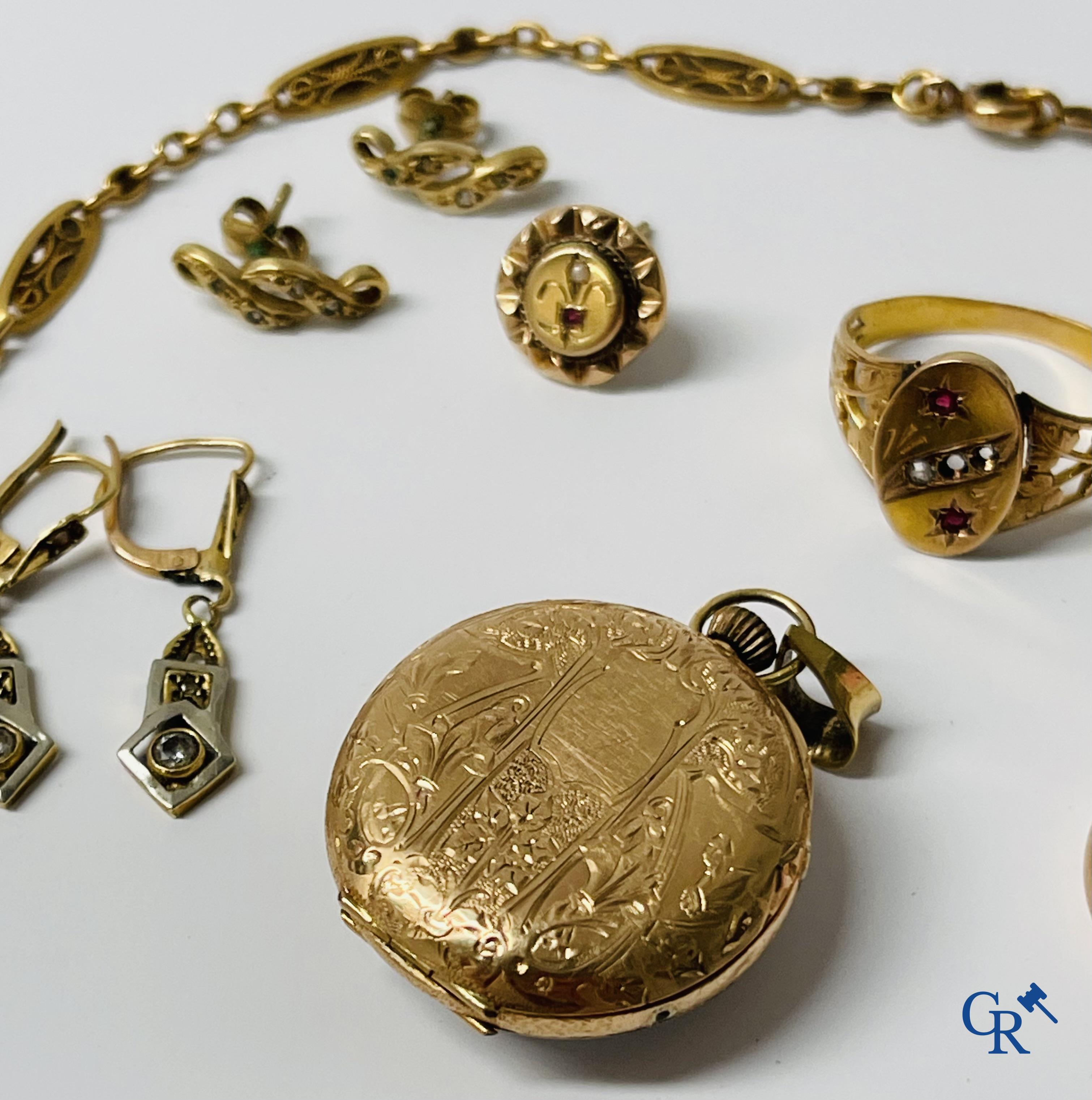 Juwelen, Horloges. Een kavel met gouden juwelen en een kleine gouden 750°/00 zakhorloge.