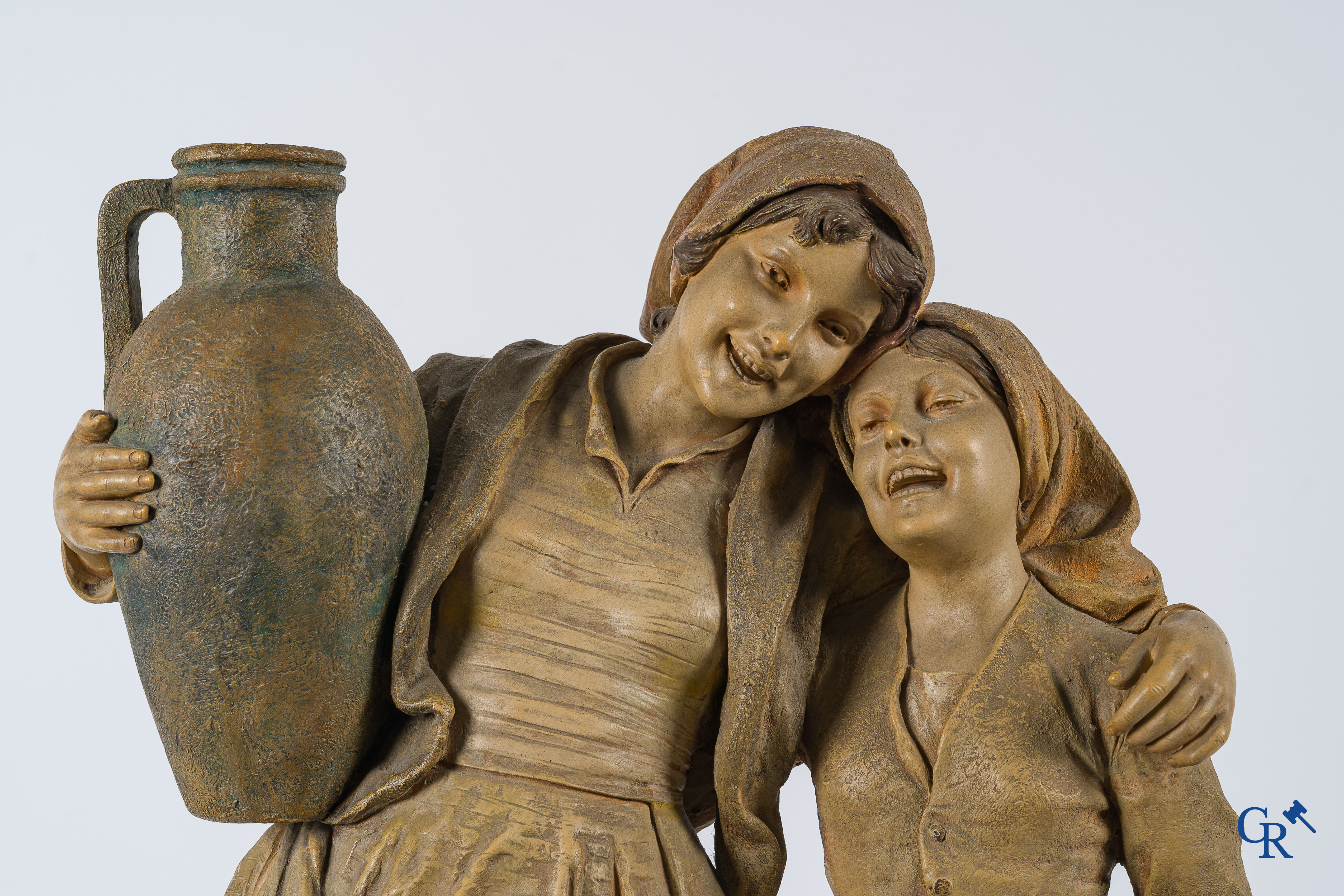 Friedrich Goldscheider Wien. Groot terra cotta beeld, de waterdraagsters. Gesigneerd G. Tole, circa 1910.