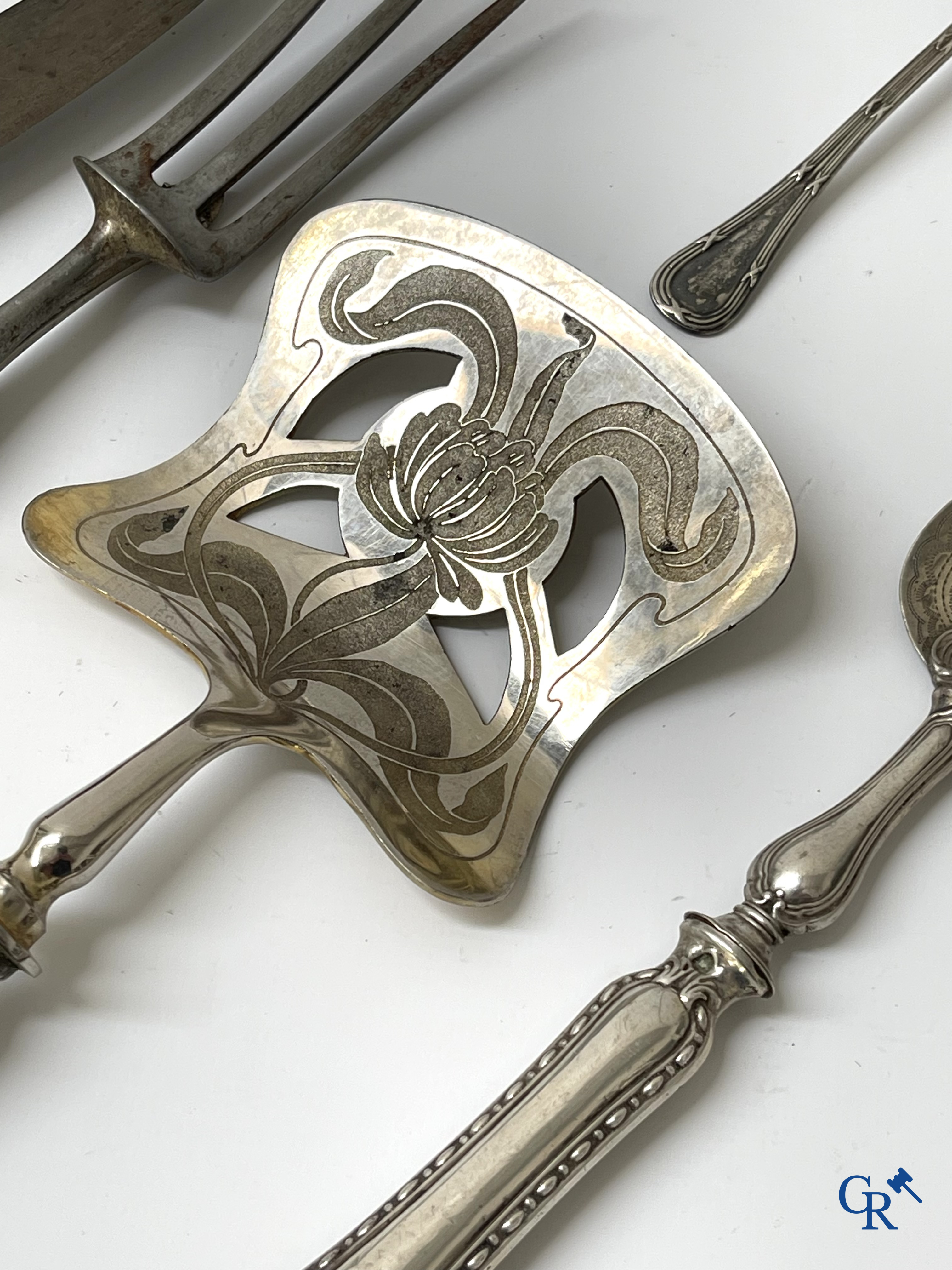 Mooi lot tafelservies in zilver en verzilverd metaal. Een sauskom en 4 schoteltjes in verzilverd metaal.