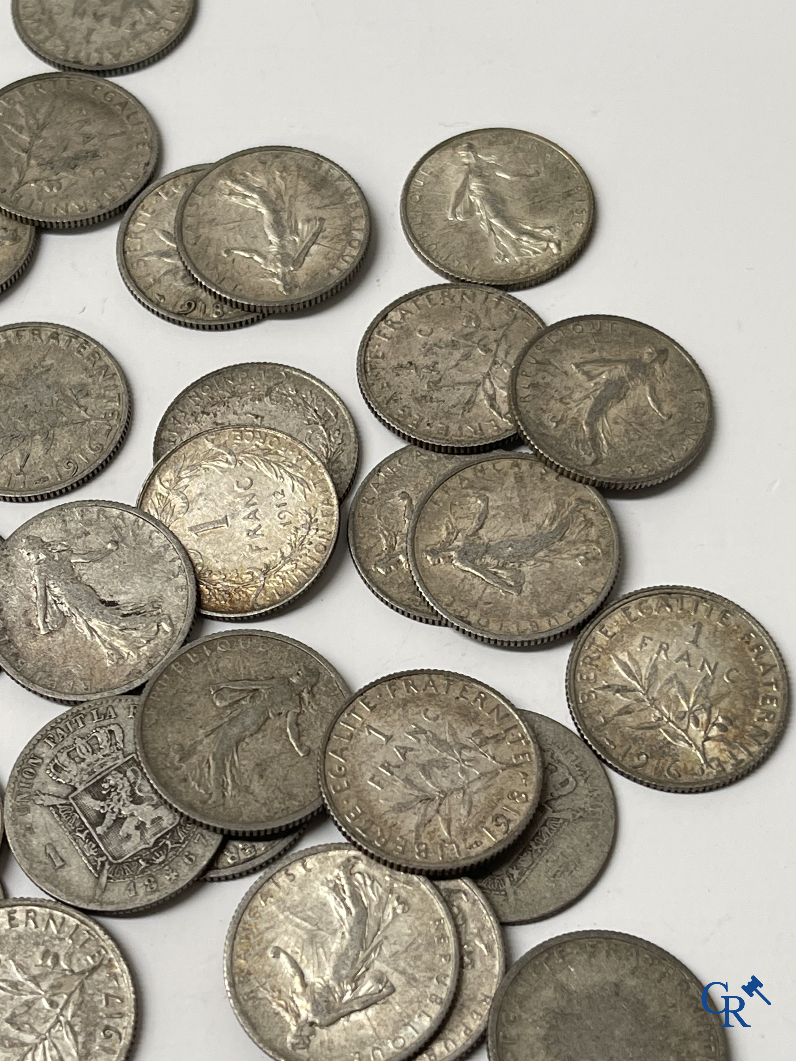 Numismatiek. Munten: Groot lot met Belgische en Franse muntstukken in zilver.