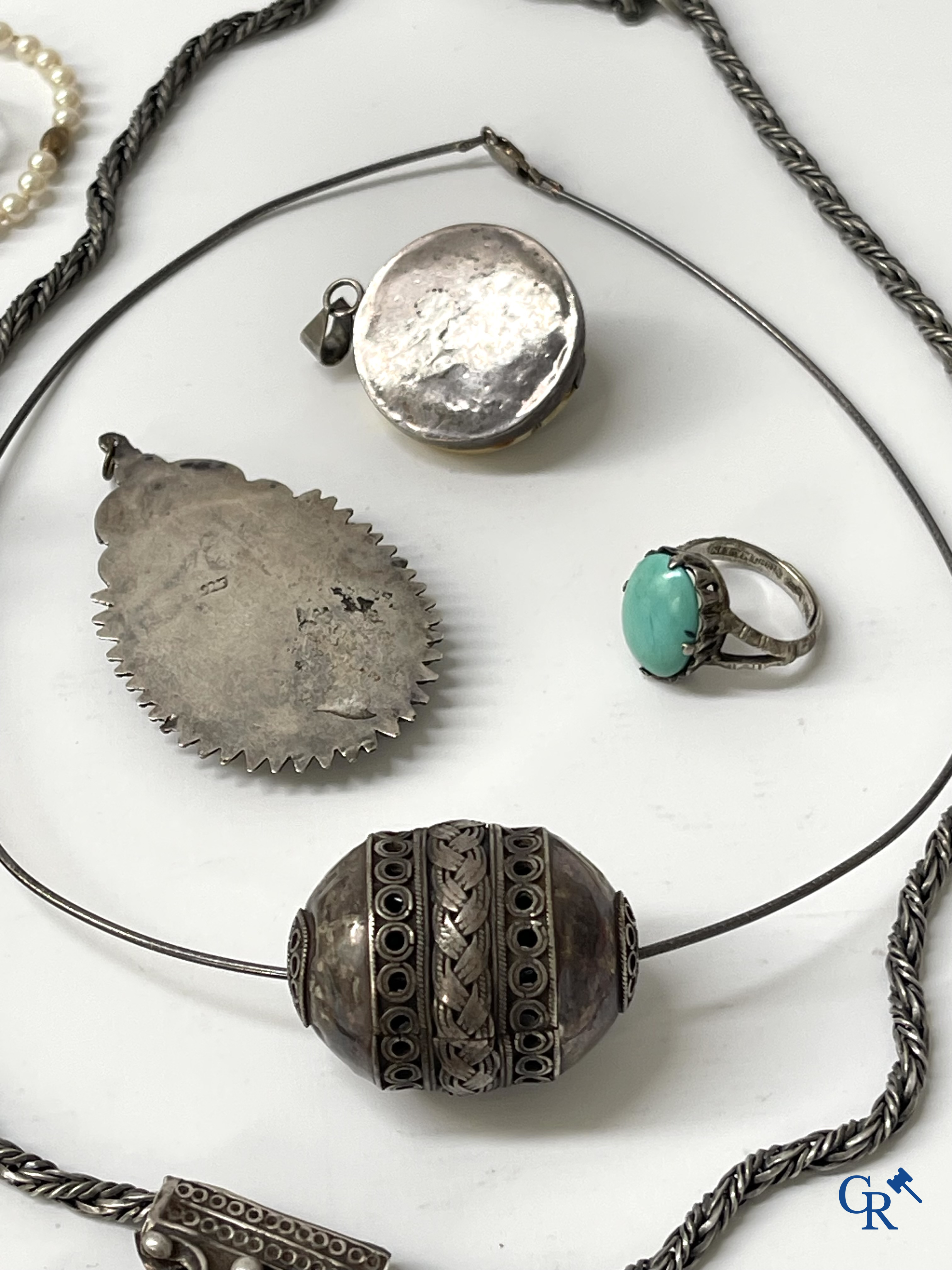 Bijoux. Lot d'objets et de bijoux en argent ou montés argent.  On y joint un lot avec des montres et des bijoux en métal.