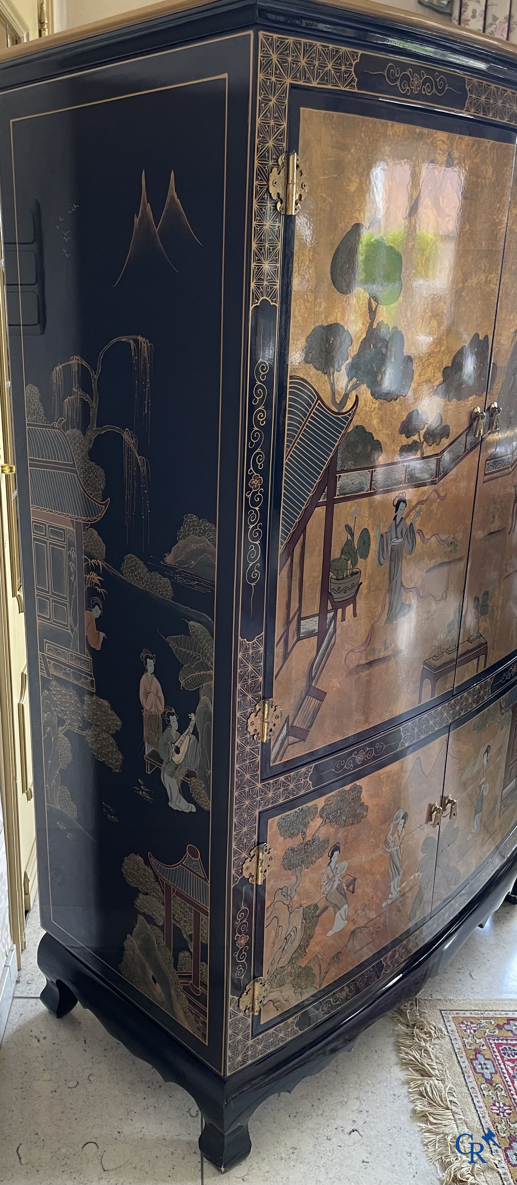 Meubels. Groot lot met vergulde en gedecoreerde Chinese meubels met lakwerk. Vitrine, tafel en stoelen enz. Circa 1970.