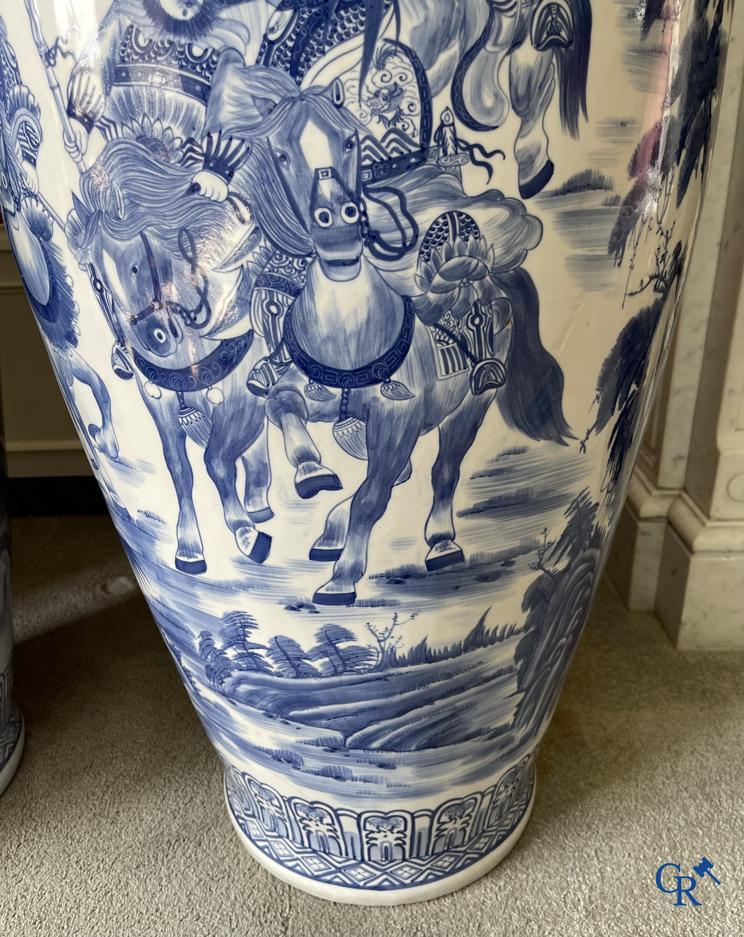 Aziatica, Chinees porselein. Een imposant paar Chinese vazen in blauw-wit porselein. Decor van krijgers. 20ste eeuw.