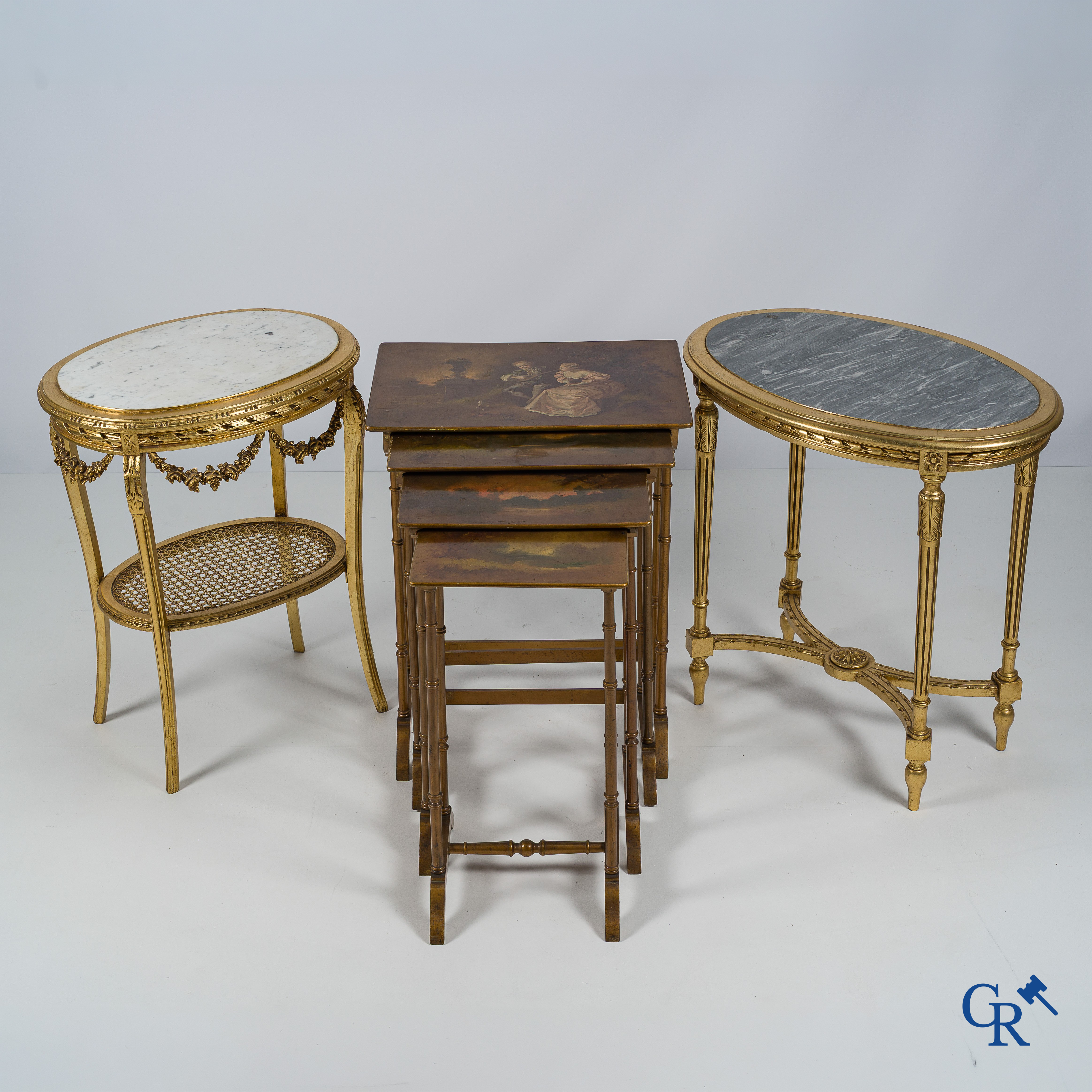 Meubels. 2 vergulde geuridons in LXVI-stijl en een set nesttafels met Vernis Martin beschildering. Circa 1920.
