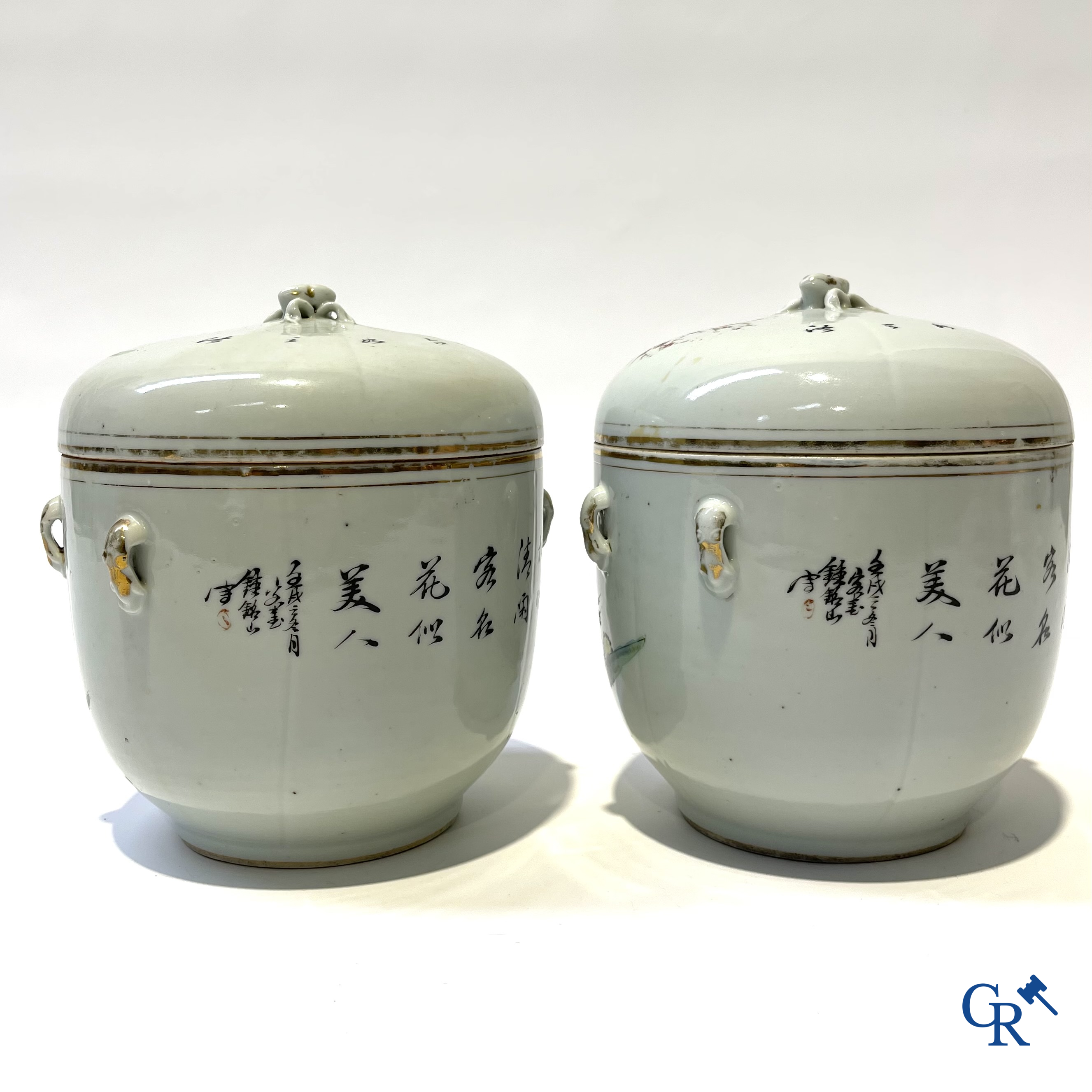 Aziatica, Chinees porselein. Een paar dekselpotten met hofdames. Circa 1900.